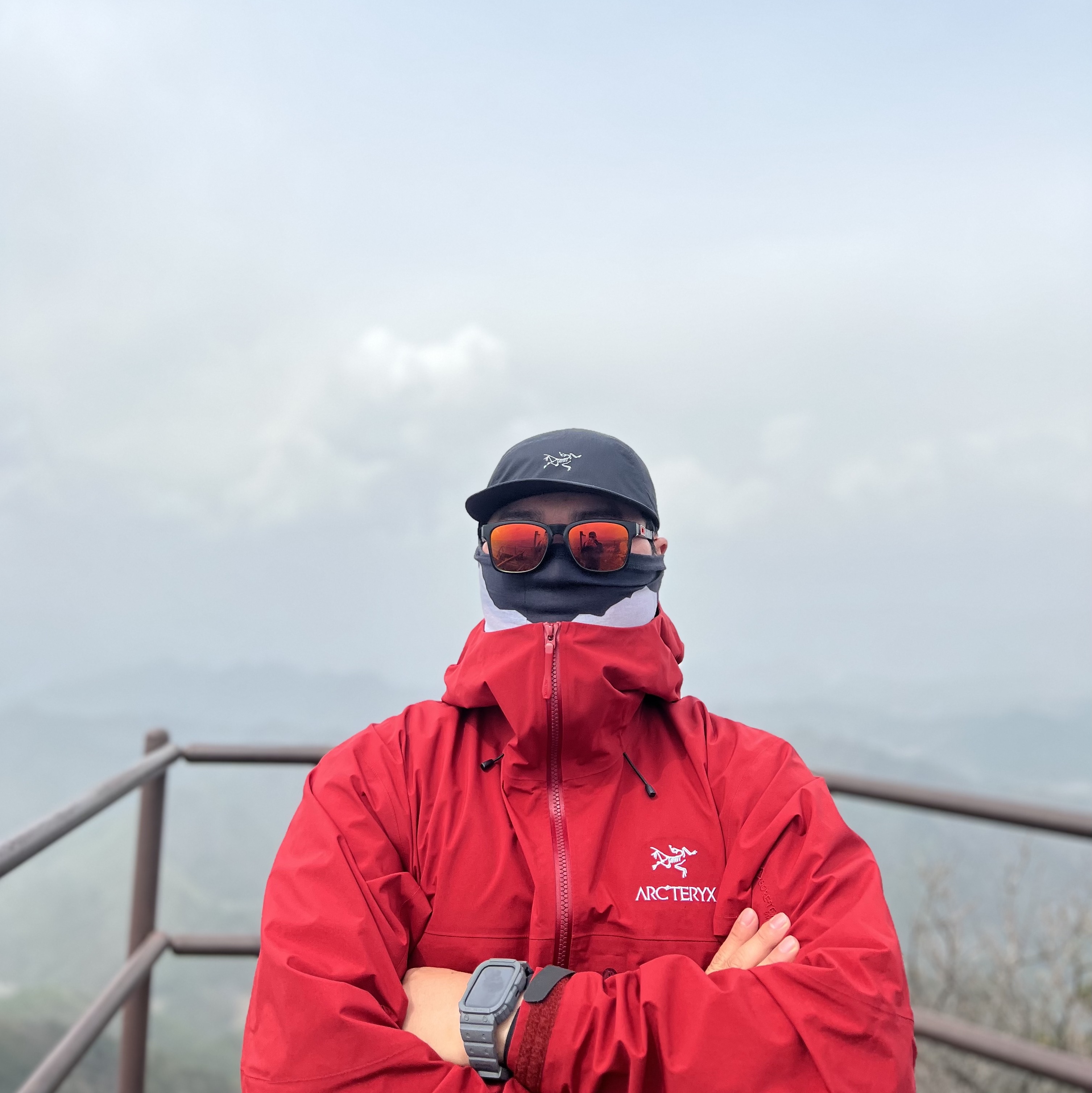 Arc'teryx Beta SV Jacket Black, Arc'teryx Norvan Cap Black 착용 스타일 - 2