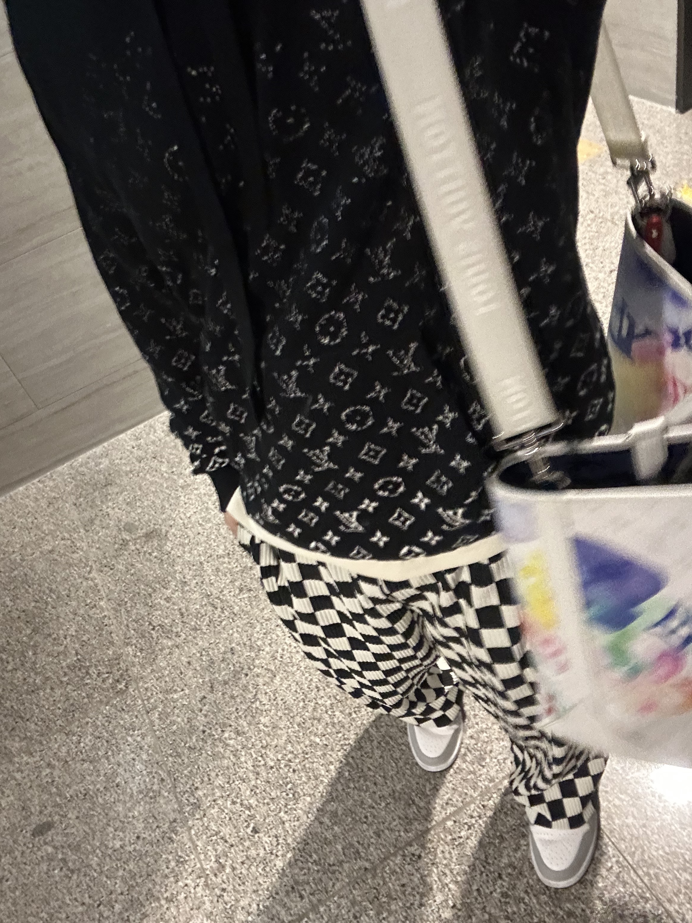 Jordan 1 Low Light Smoke Grey, Louis Vuitton Monogram Gradient Hoodie Black 착용 스타일 - 1