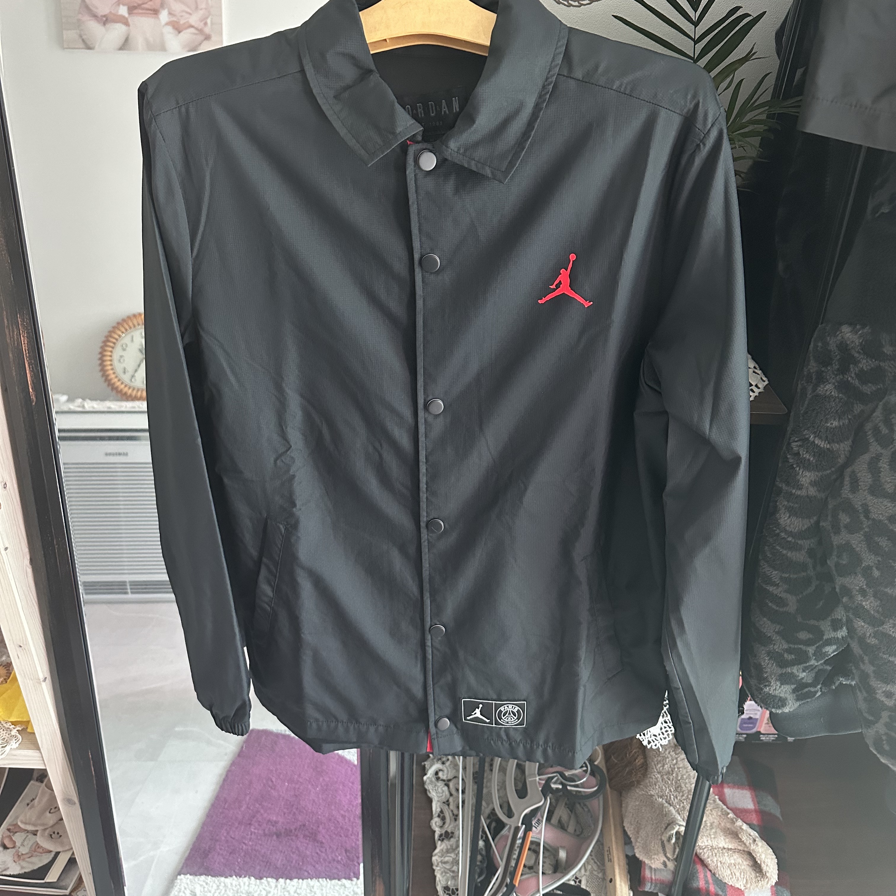 Jordan x Paris Saint-Germain Coach Jacket Black Infrared 착용 스타일 - 2