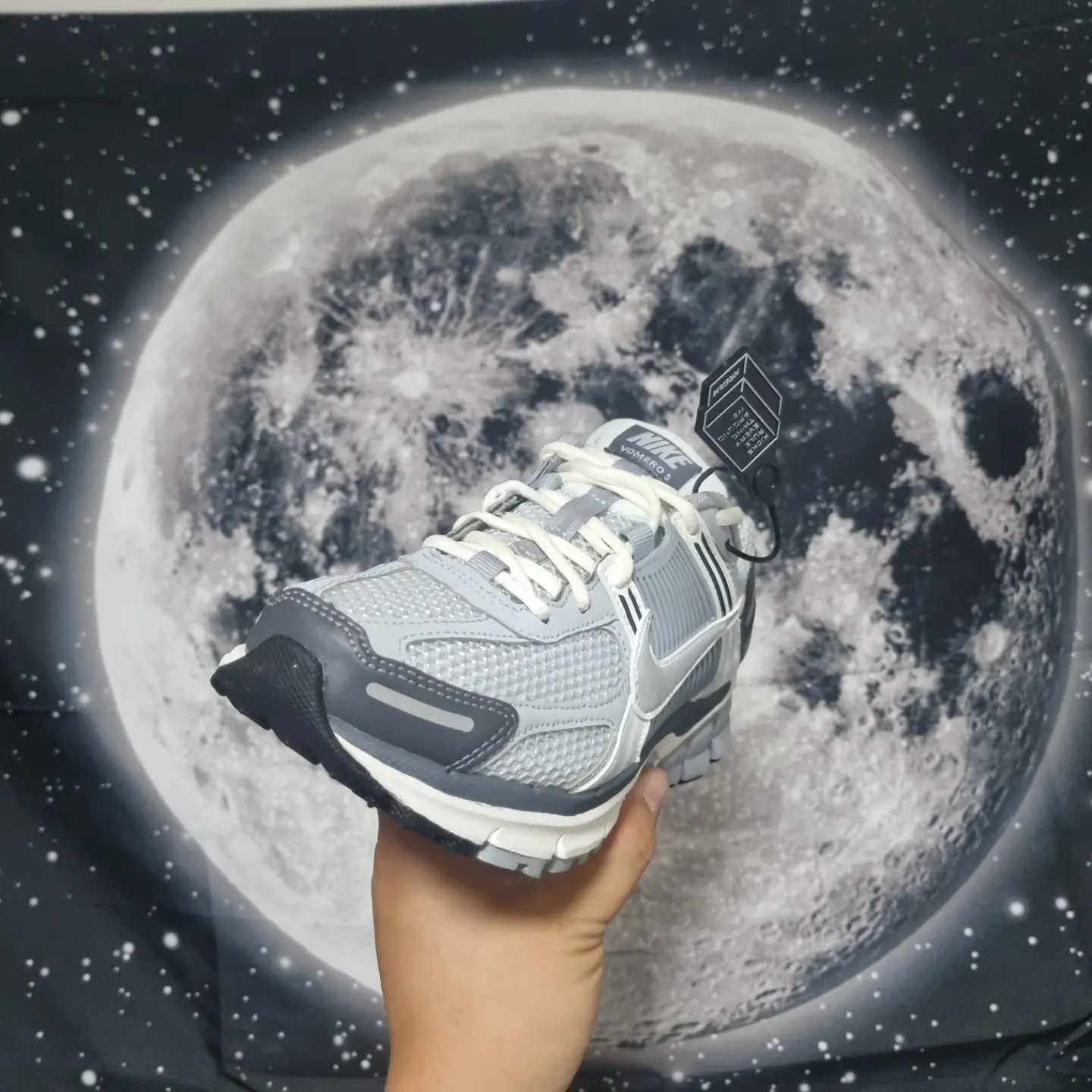 (W) Nike Zoom Vomero 5 Pure Platinum Metallic Silver 착용 스타일 - 5