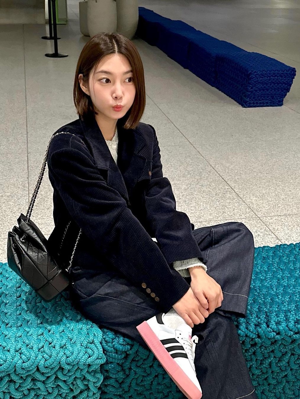 (W) Adidas Sambarose White Pink, Chanel Small Gabrielle Backpack Aged Calfskin & Gold Silver Black 착용 스타일