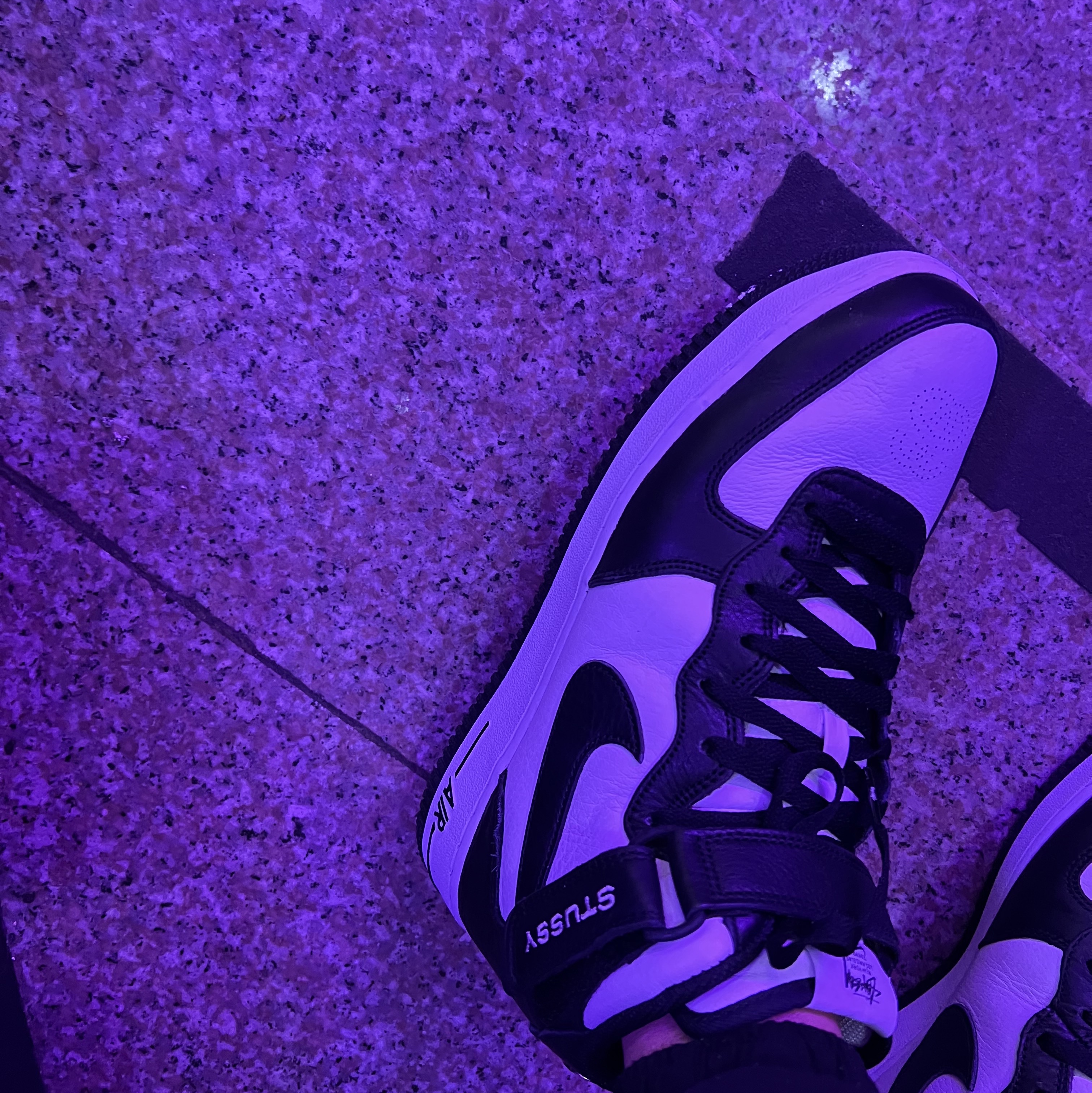 Nike x Stussy Air Force 1 '07 Mid SP Black and Light Bone 착용 스타일