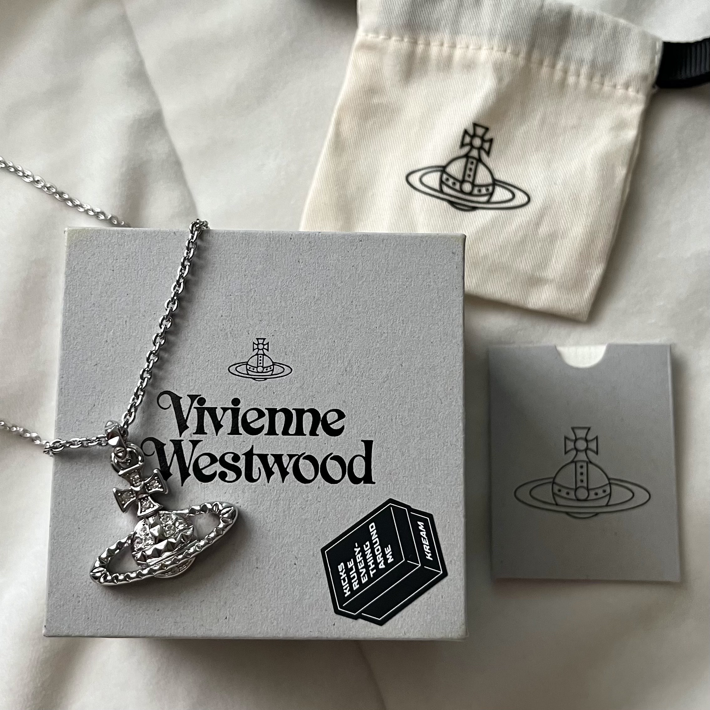 Vivienne Westwood Mayfair Bas Relief Pendant Silver 착용 스타일