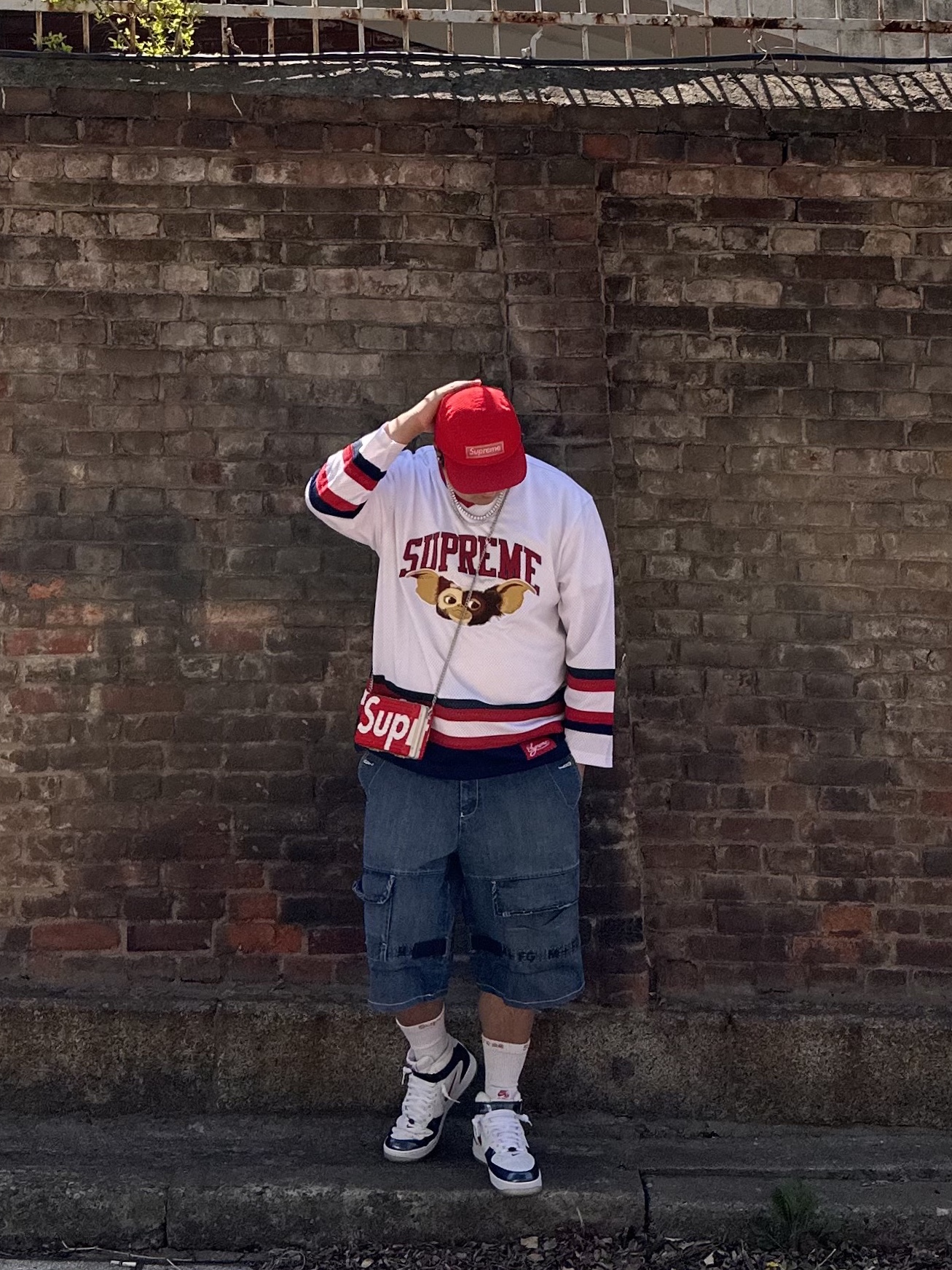 Supreme Gremlins Hockey Jersey White - 22FW, Nike Air Force 1 Mid QS University Red and Midnight Navy 착용 스타일 - 3
