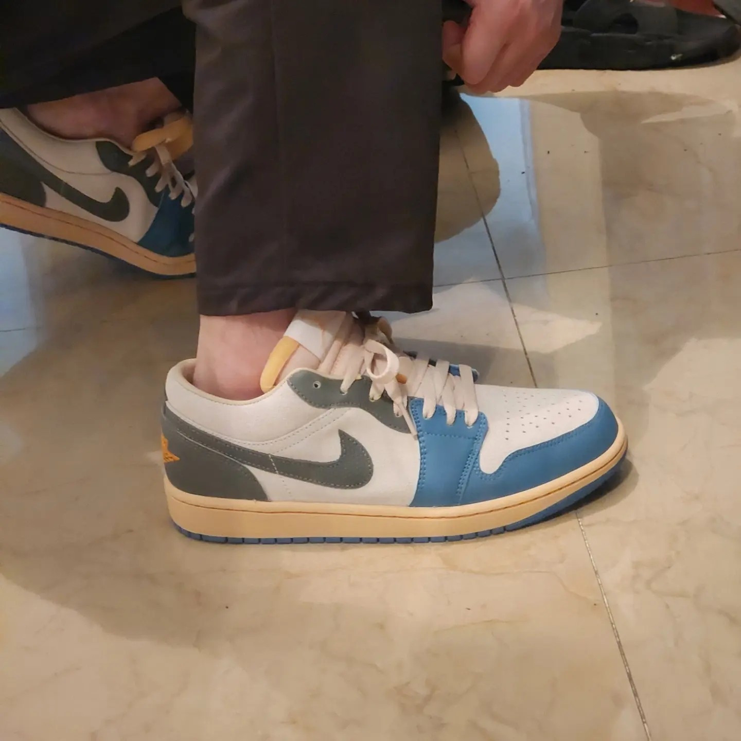 Jordan 1 Low SE Tokyo 96 착용 스타일 - 3