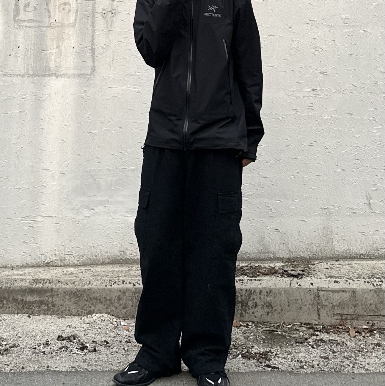 Arc'teryx Beta Jacket Black, Nike x Martine Rose Shox MR4 Black 착용 스타일 - 5