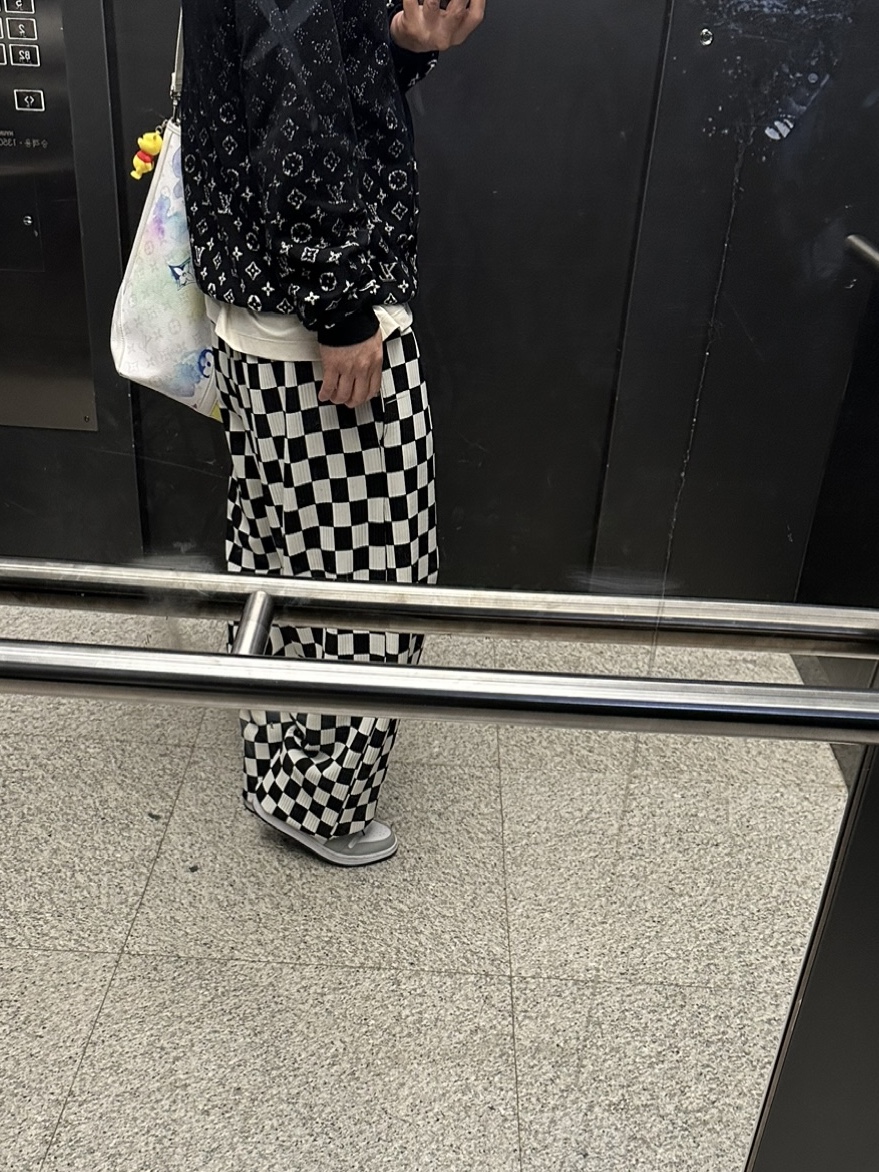 Jordan 1 Low Light Smoke Grey, Louis Vuitton Monogram Gradient Hoodie Black 착용 스타일 - 2