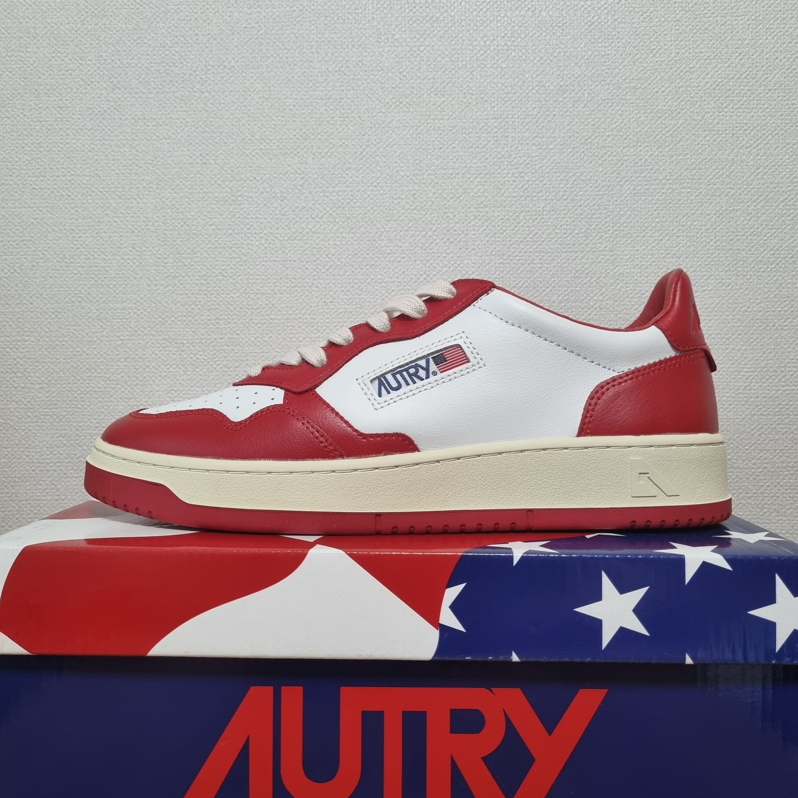 Autry Medalist Low Leather Sneakers Red White 착용 스타일 - 1
