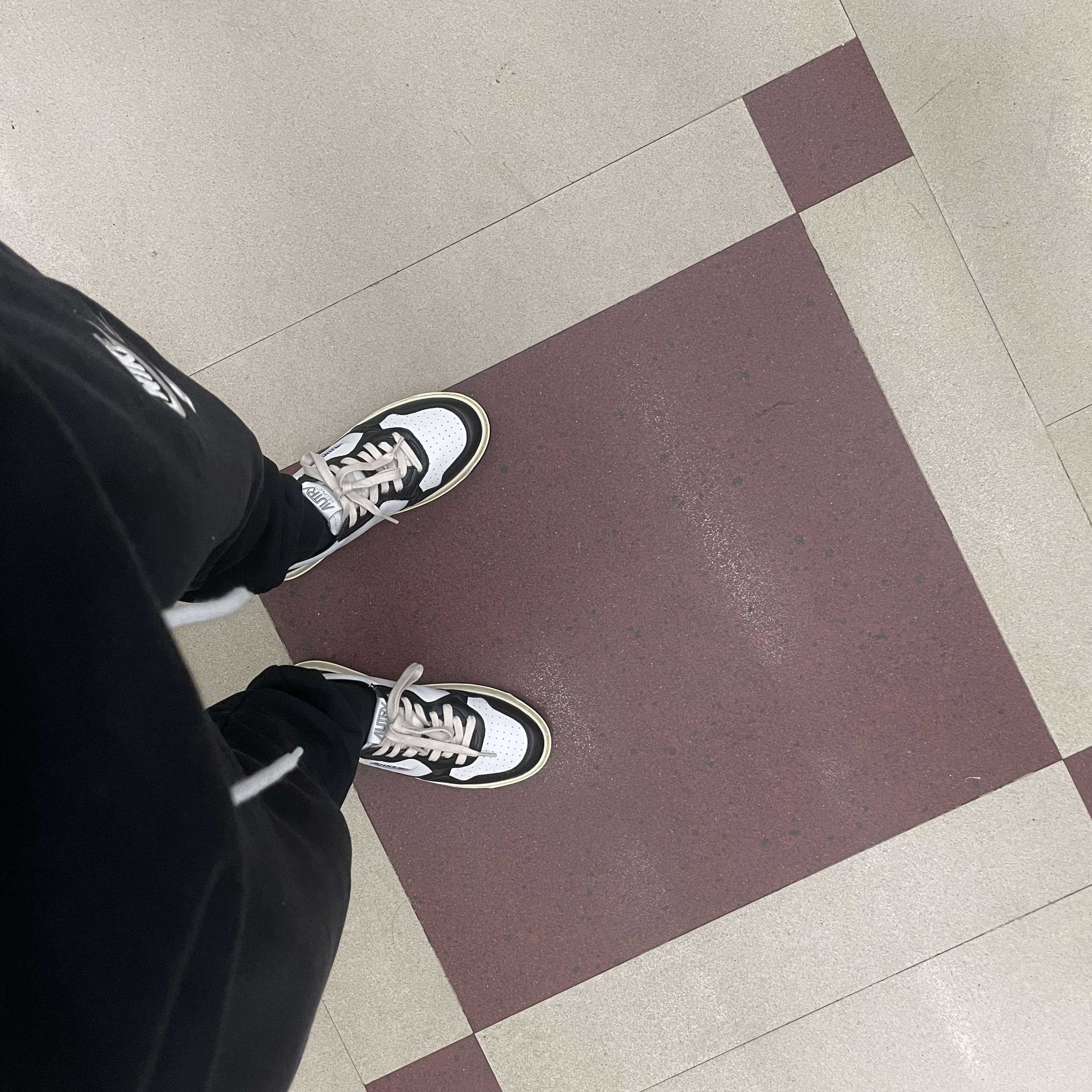 Autry Medalist Low Leather Sneakers Black White 착용 스타일