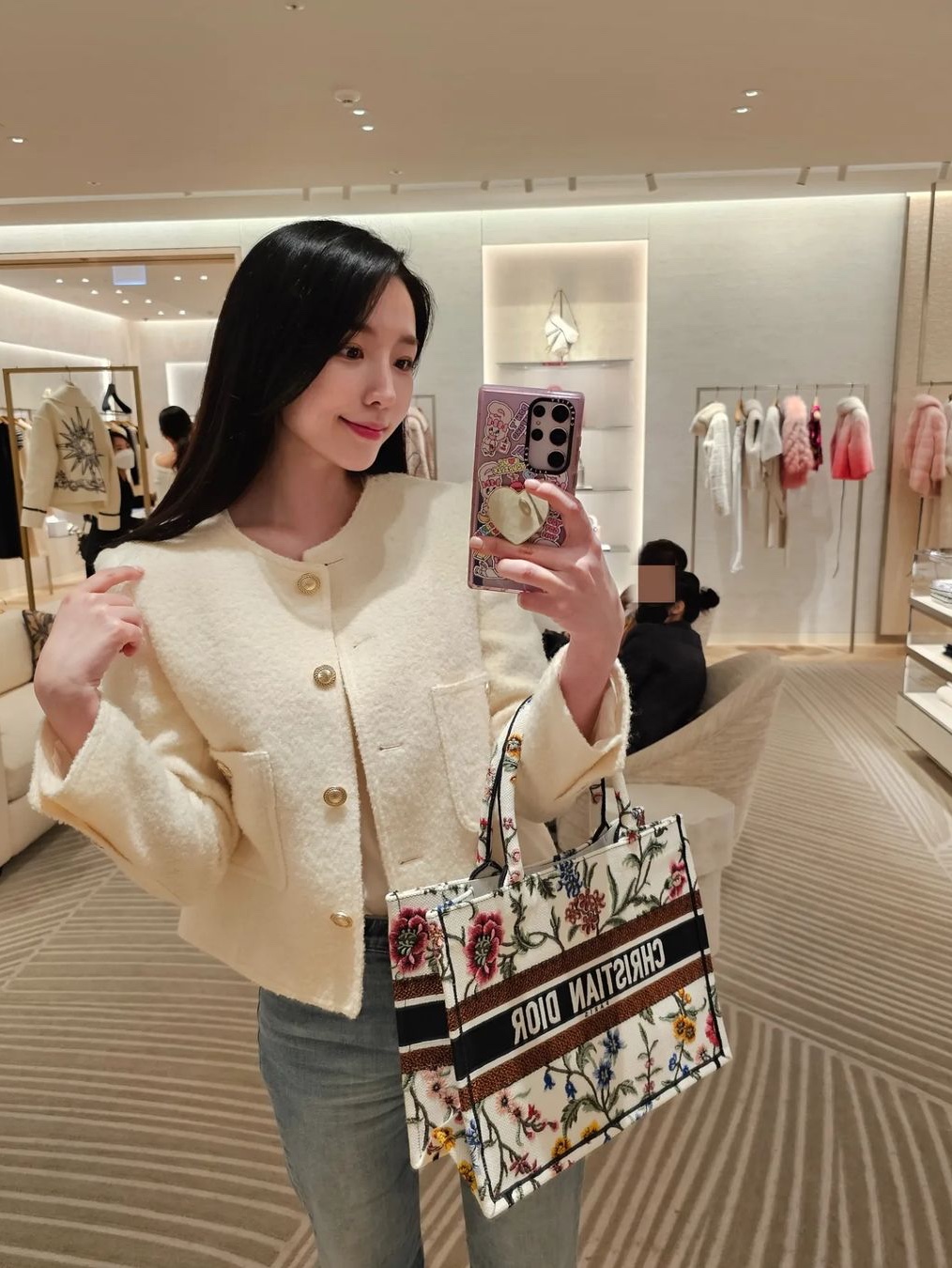 Dior Medium Book Tote Bag White Multicolor Dior Petites Fleurs Embroidery 착용 스타일