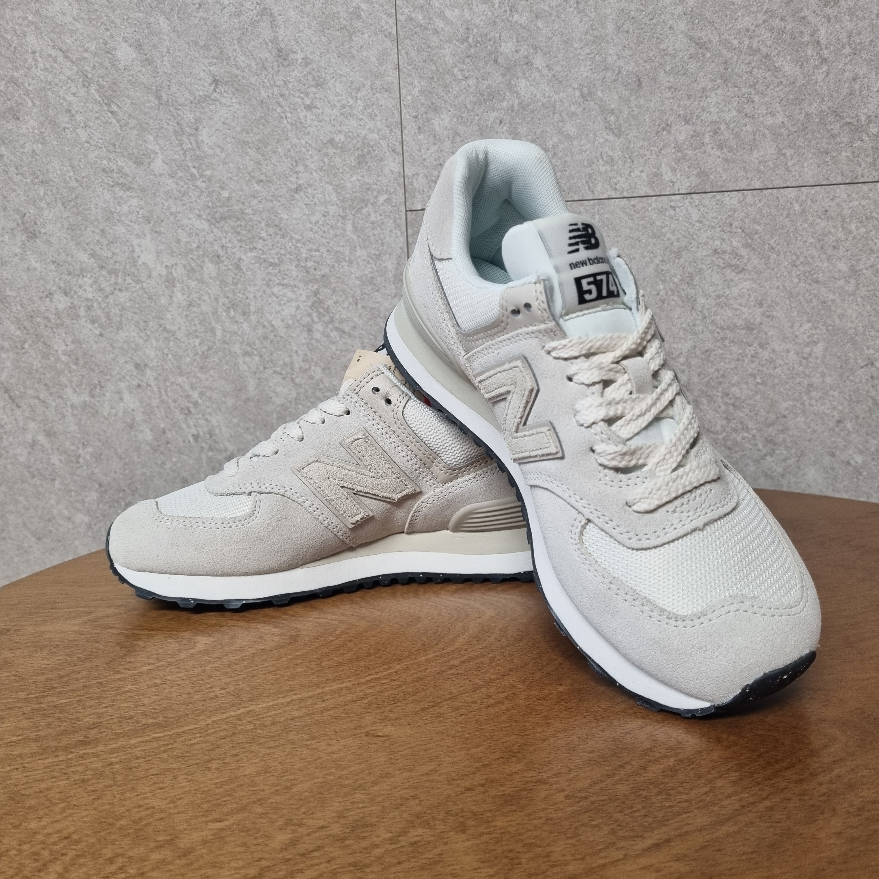 New Balance 574 Classics Reimagined White 착용 스타일 - 1