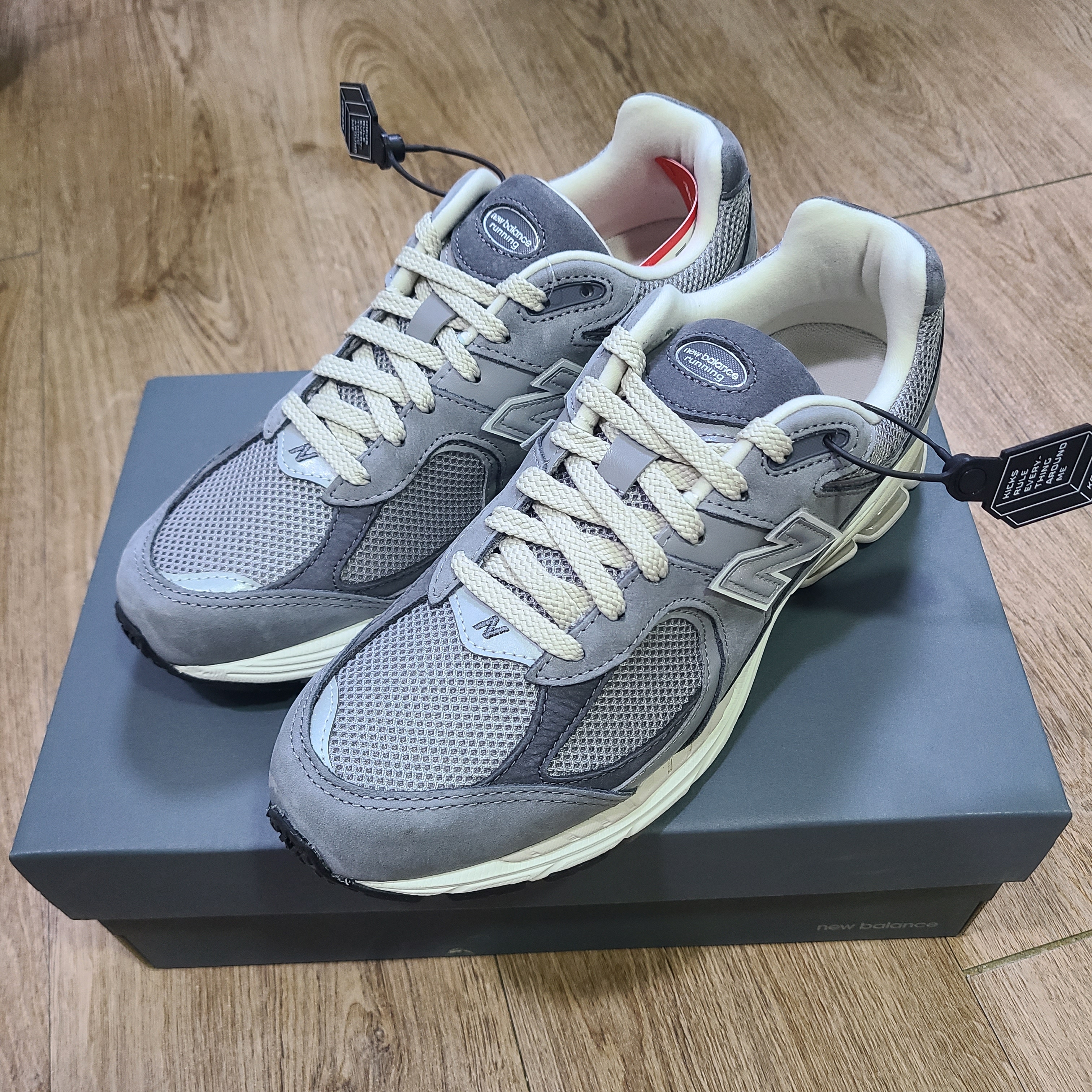 New Balance 2002R Premium Vintage Grey 착용 스타일
