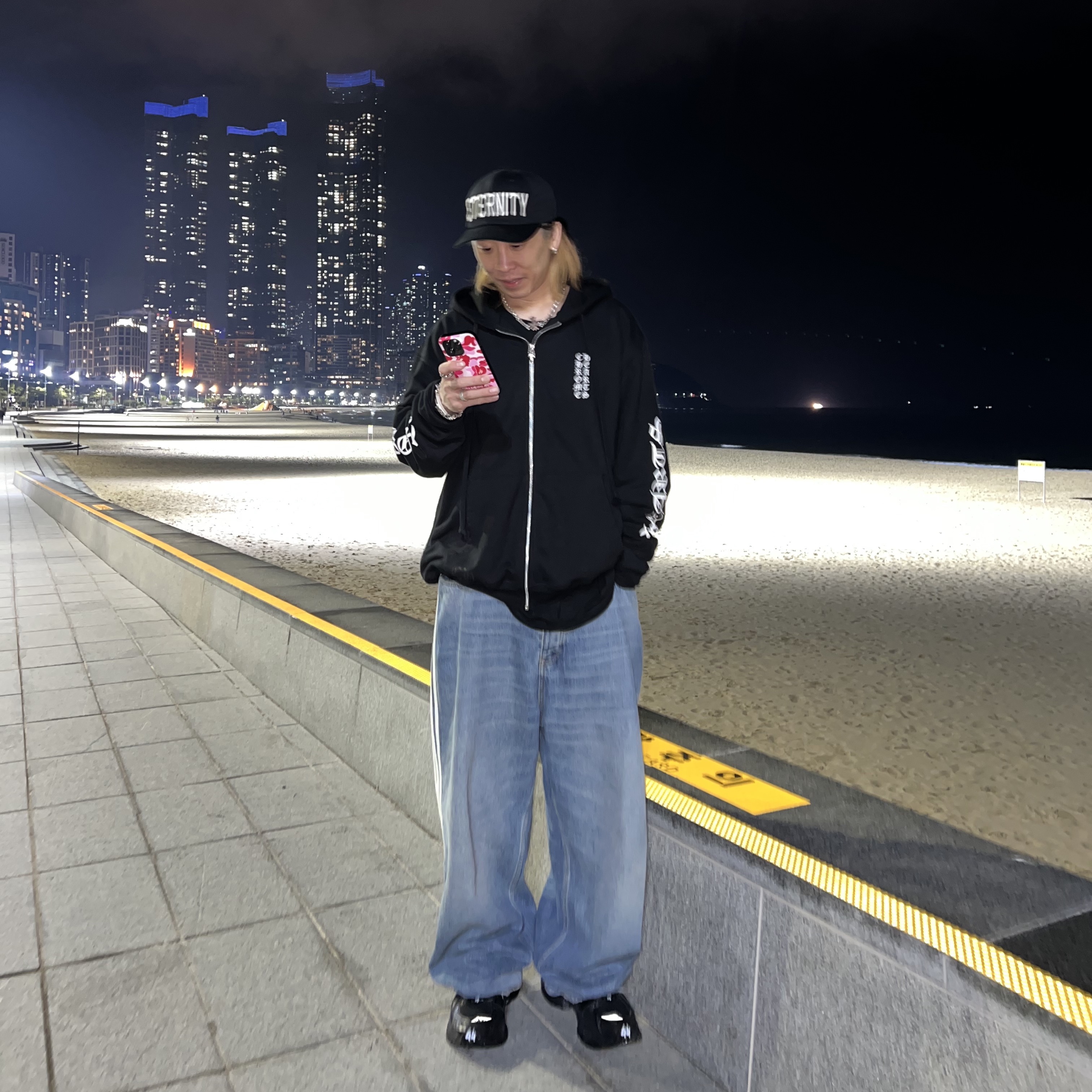 Balenciaga Runner Sneakers Monocolor Black, Balenciaga x Adidas Large Baggy Trousers Blue 착용 스타일