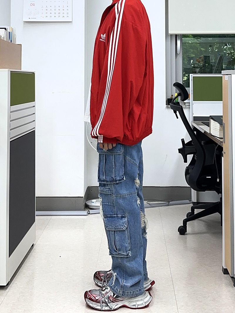 Balenciaga x Adidas Tracksuit Jacket Red, Juun.J Damage Cargo Multi Jogger Wide Denim Blue - 23SS 착용 스타일 - 1