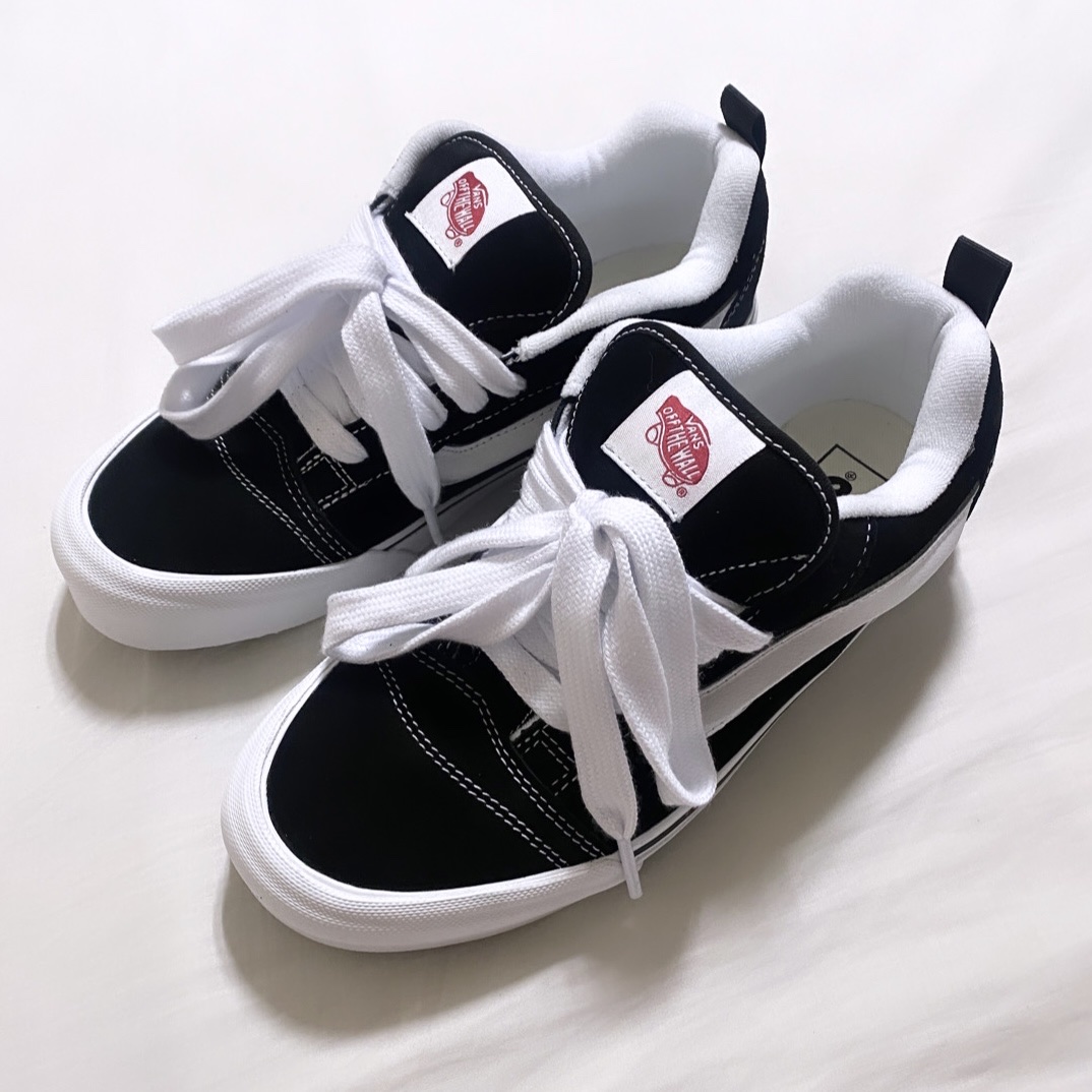 Vans Knu-Skool Black True White 착용 스타일 - 2