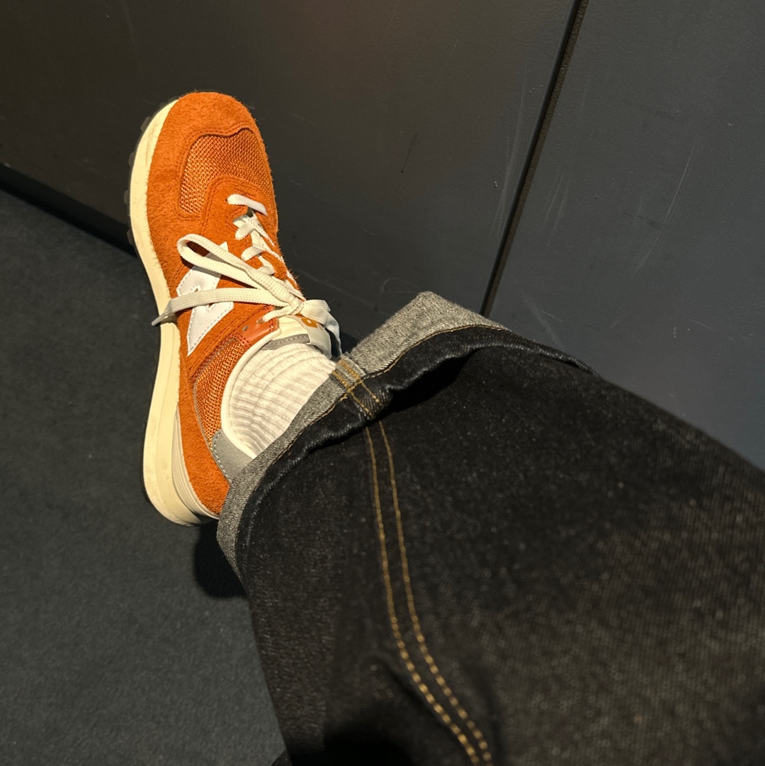 New Balance 574 Heritage Orange Burst White 착용 스타일 - 2