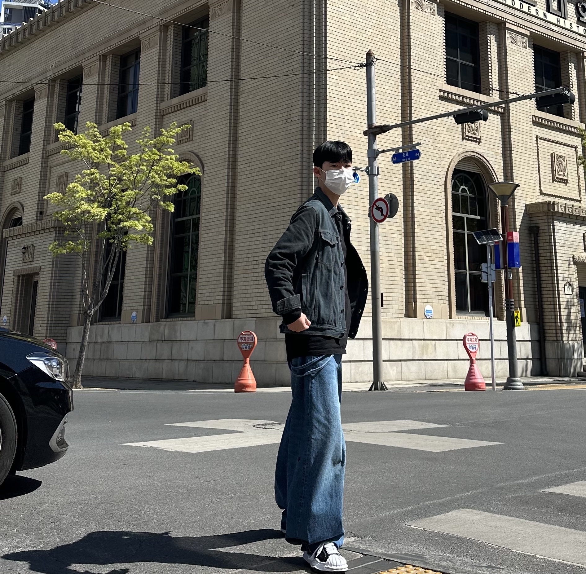 Maison Mihara Yasuhiro Blakey OG Sole Canvas Low-top Sneakers Black White, Zara x Rhuigi Baggy Jeans Medium Blue 착용 스타일 - 2