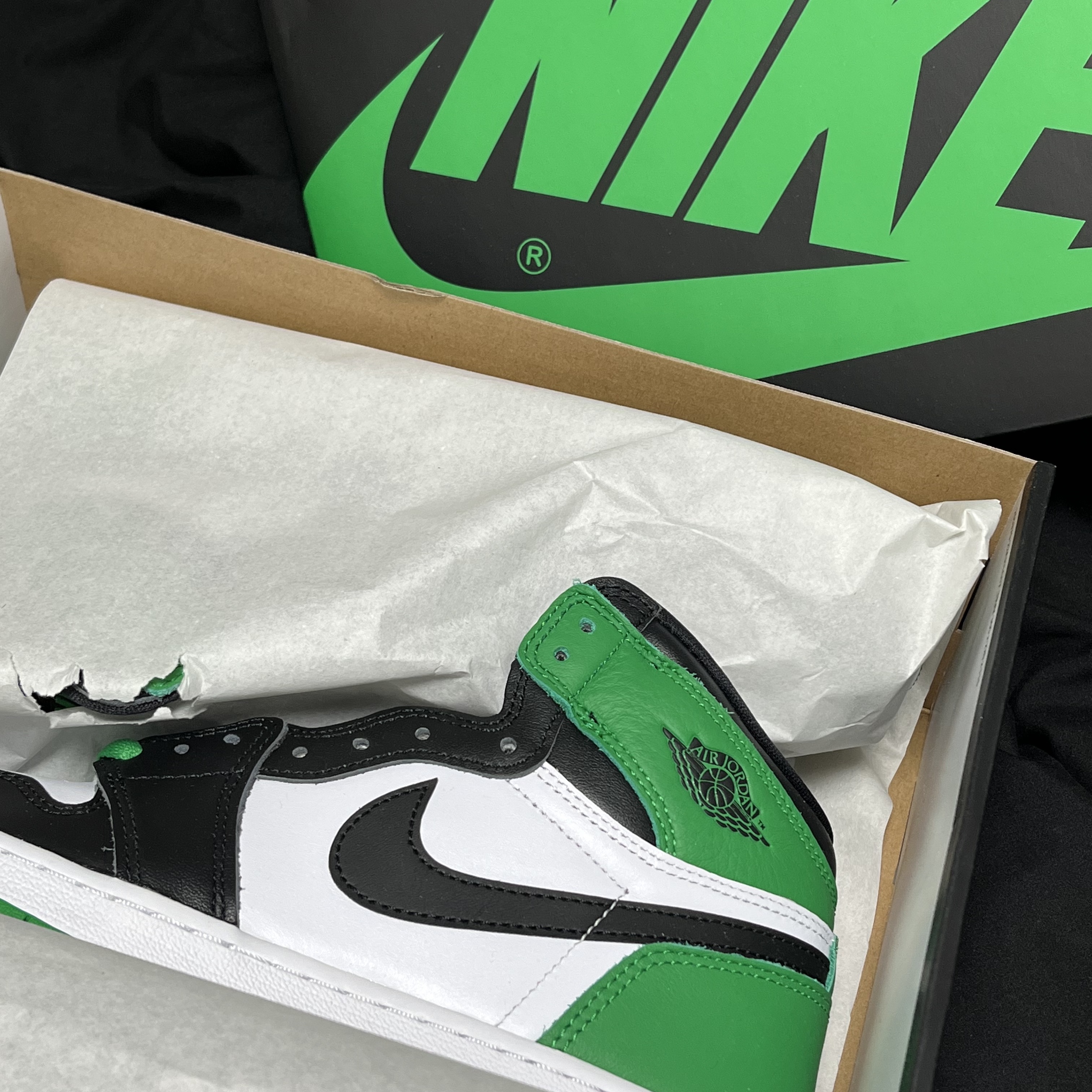Jordan 1 Retro High OG Black and Lucky Green 착용 스타일