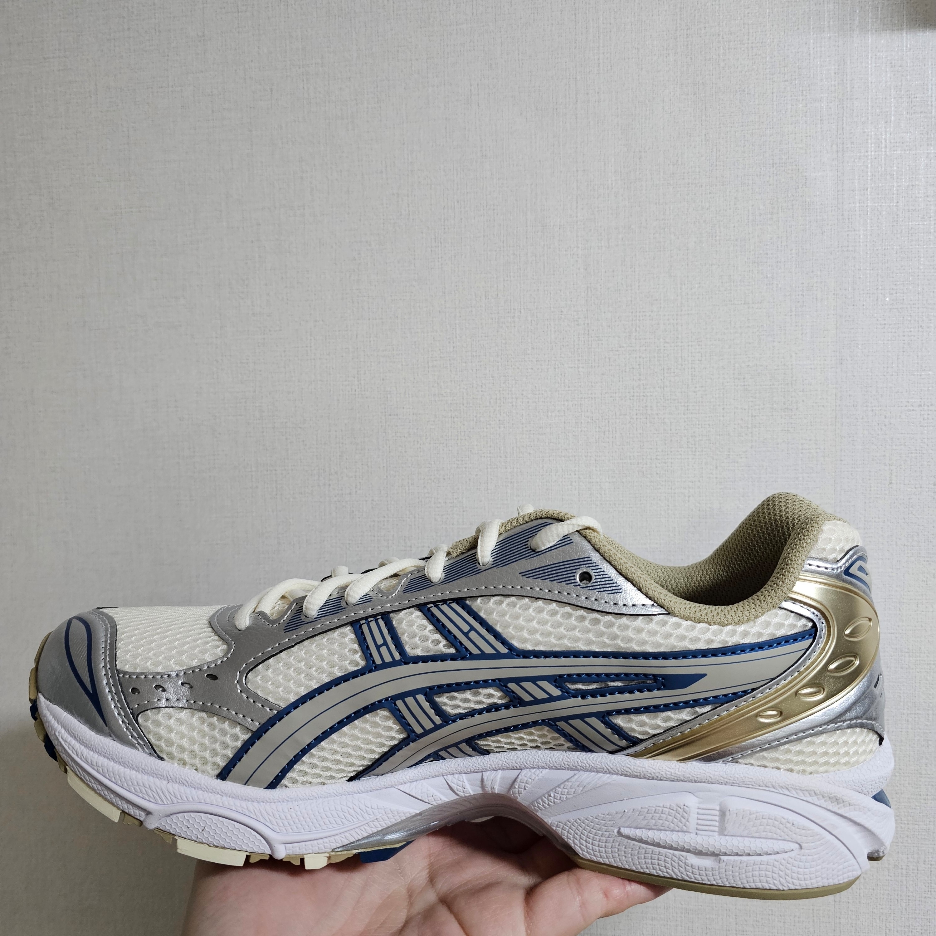 Asics Gel-Kayano 14 Cream Pure Silver 착용 스타일 - 3