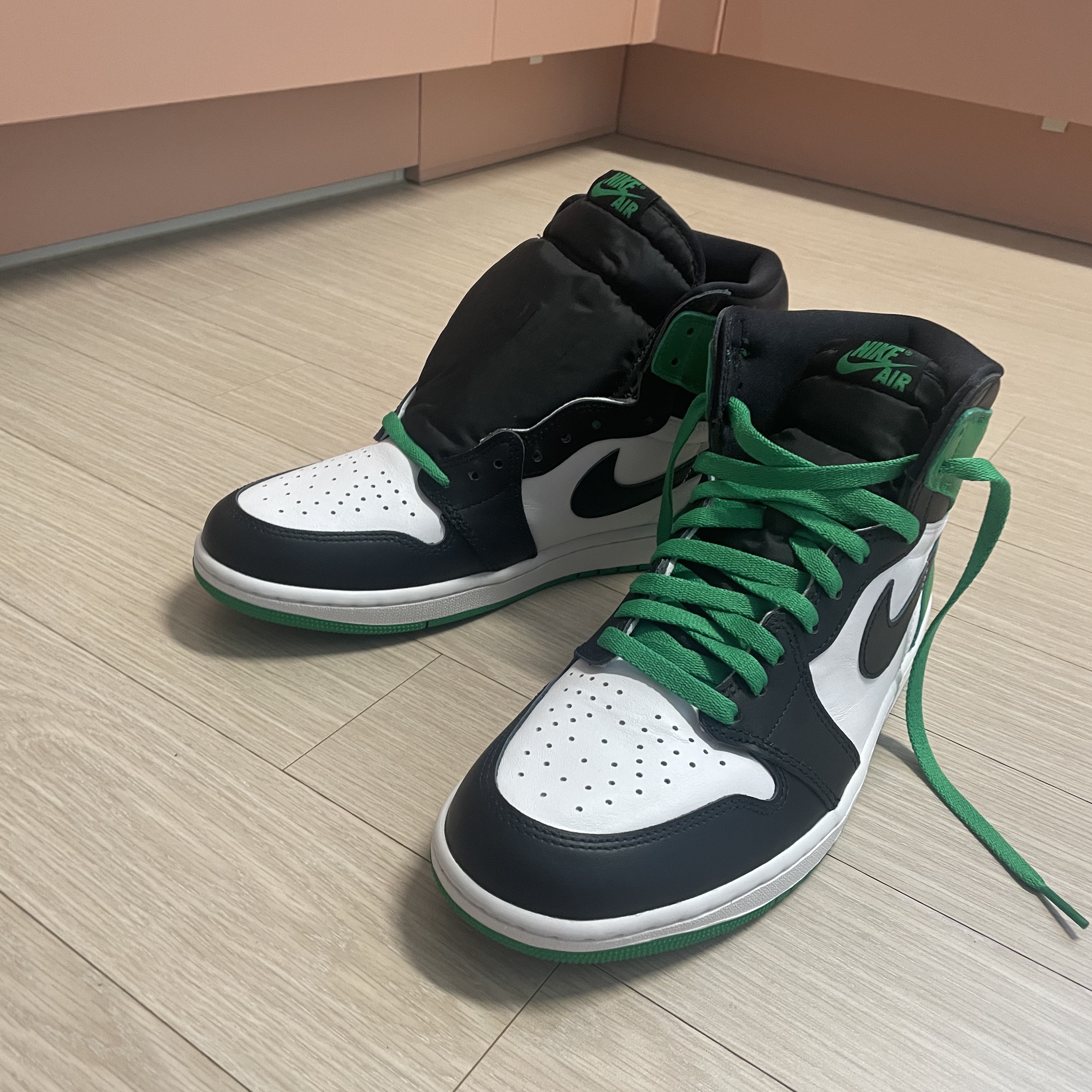 Jordan 1 Retro High OG Black and Lucky Green 착용 스타일 - 2