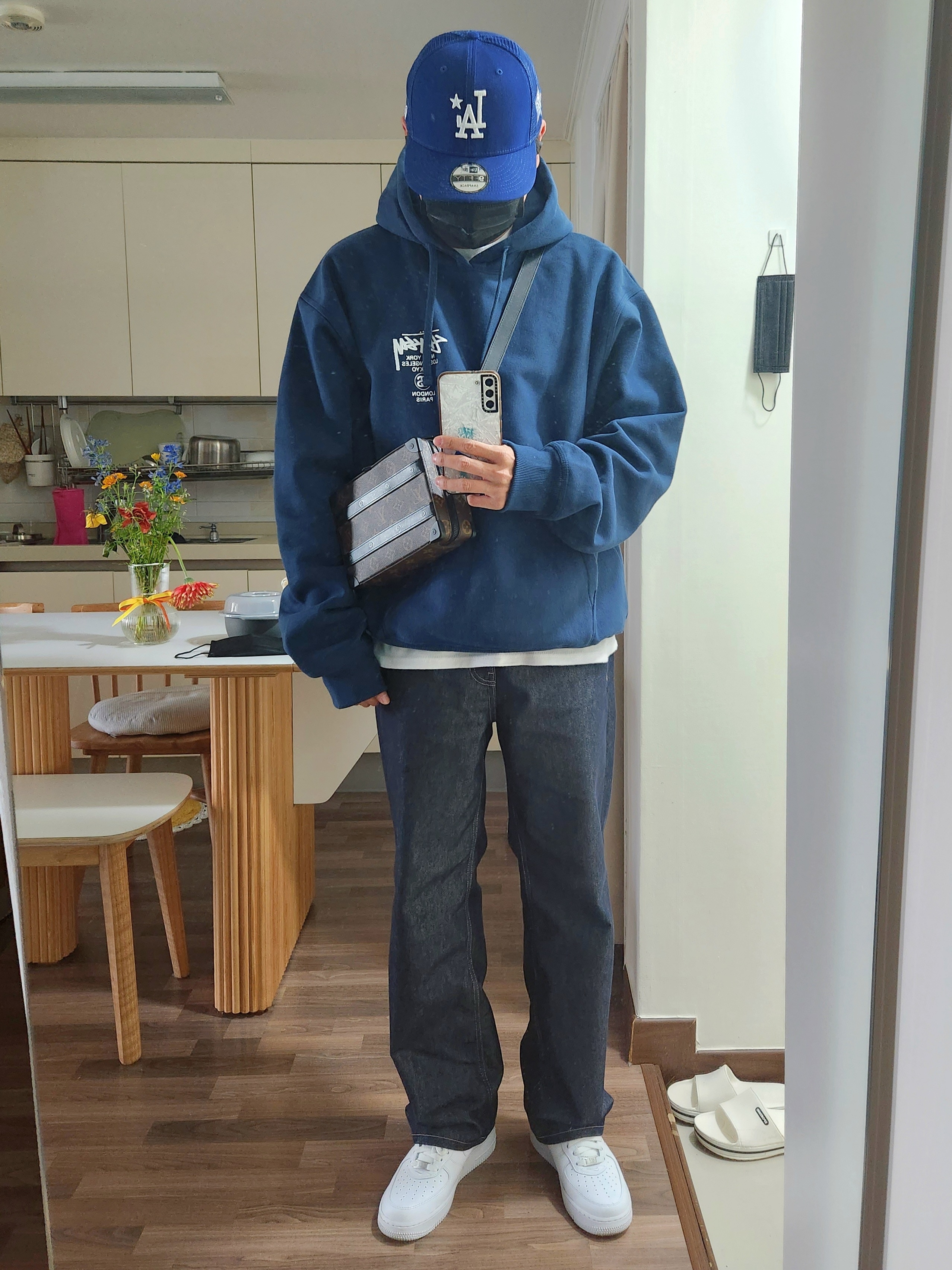 Nike x Supreme Air Force 1 Low White, Stussy World Tour Hoodie Navy 2023 착용 스타일 - 2