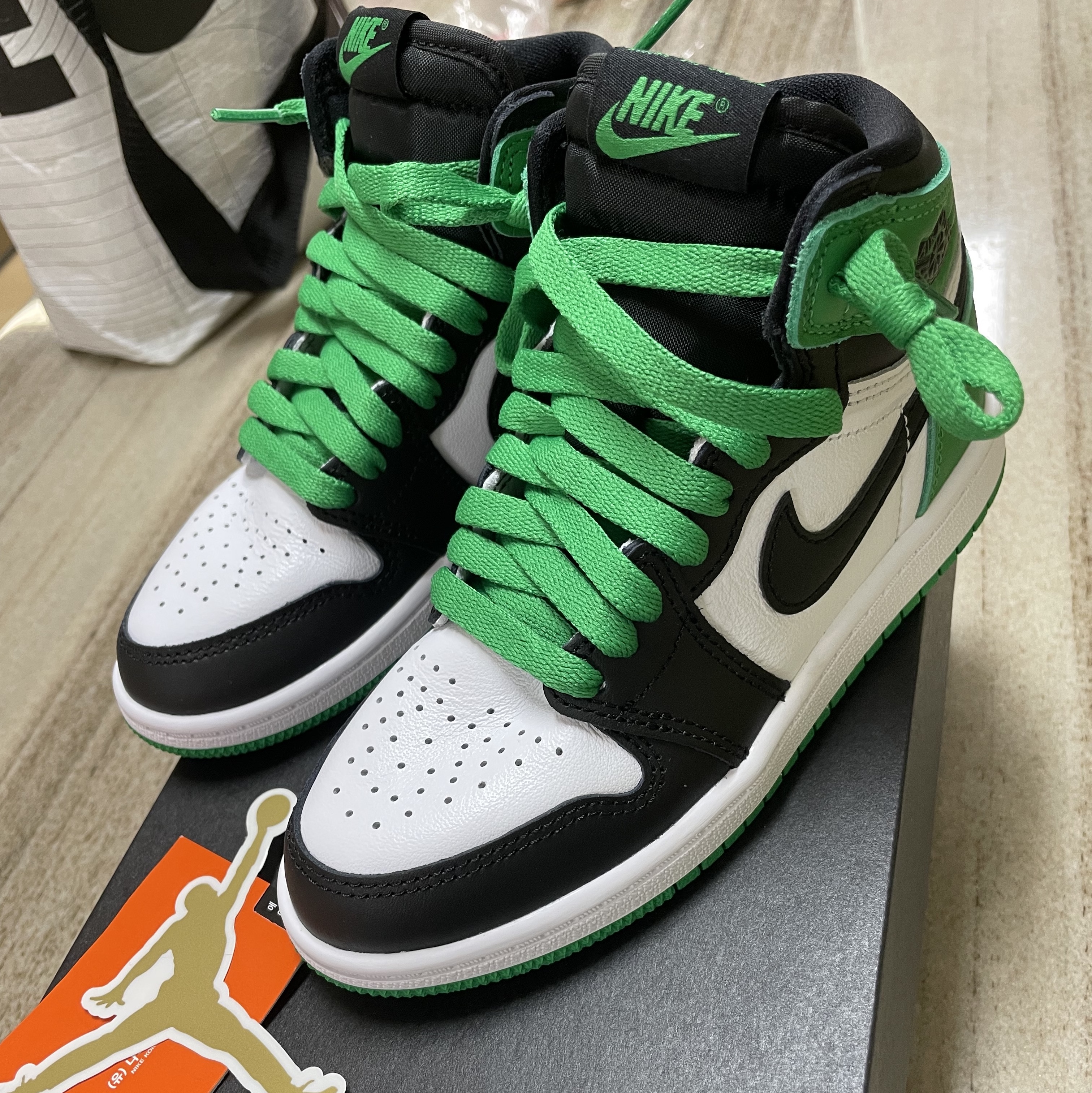 (PS) Jordan 1 Retro High OG Black and Lucky Green 착용 스타일 - 1