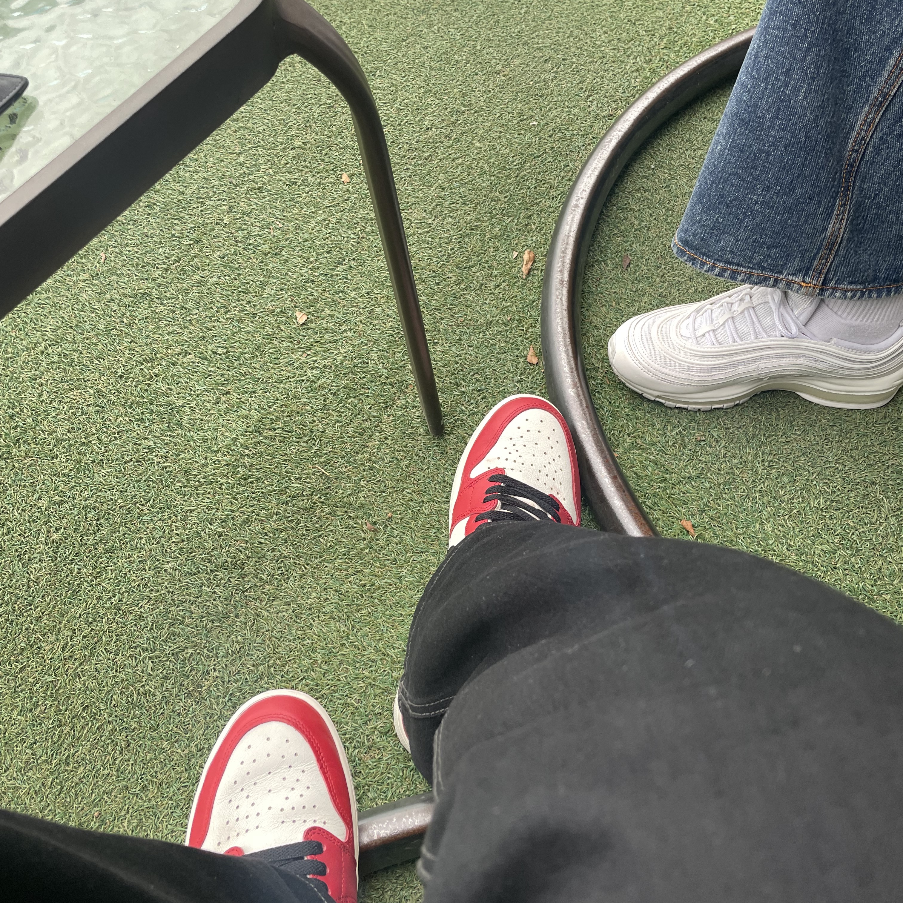 Jordan 1 Retro High OG Chicago 2022, Nike Air Max 97 Triple White Wolf Grey 착용 스타일