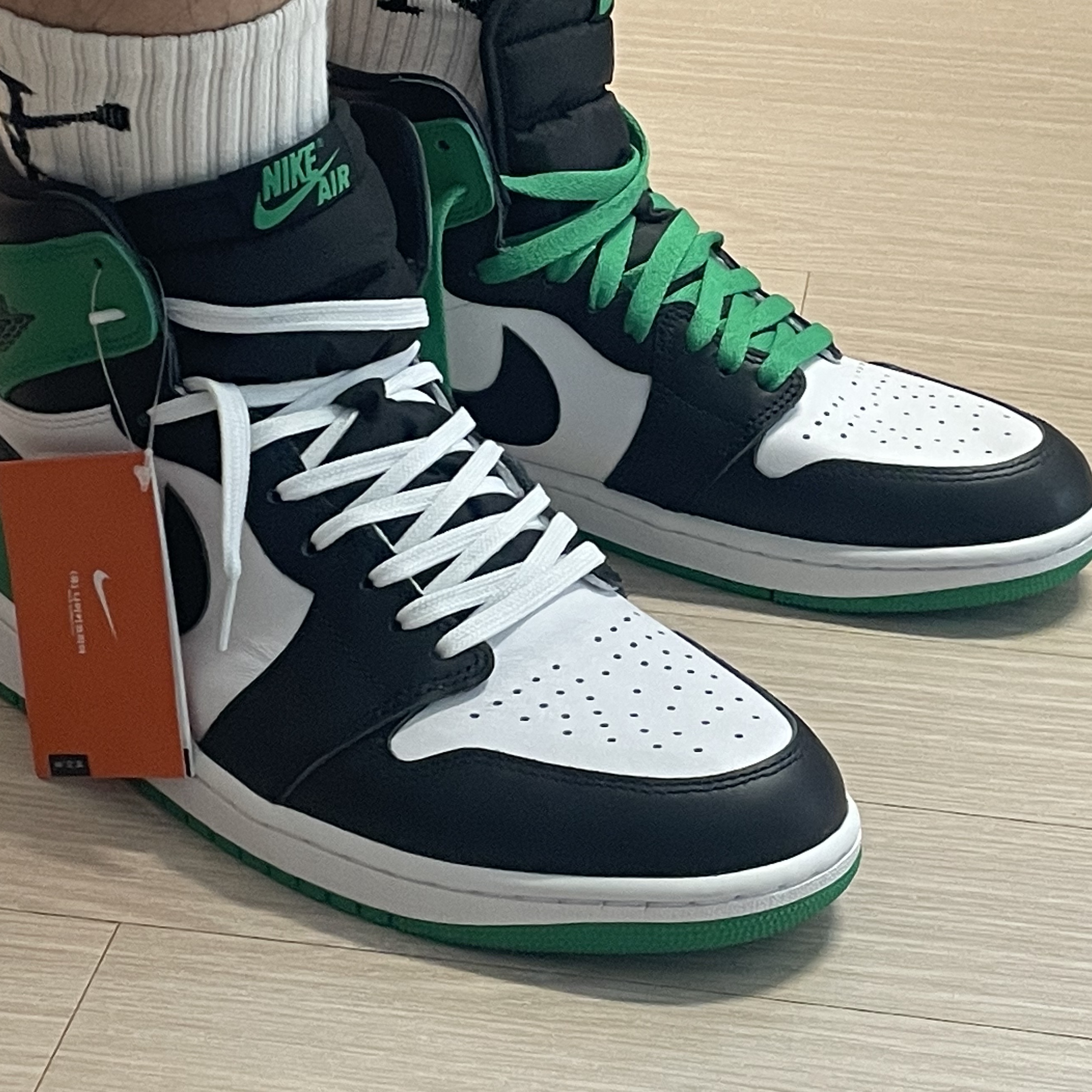 Jordan 1 Retro High OG Black and Lucky Green 착용 스타일 - 1
