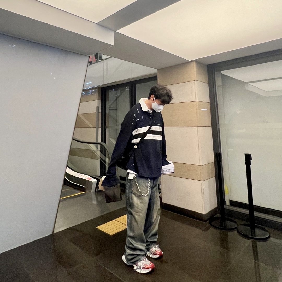 Balenciaga 3XL Sneakers White Red, Project G/R Coated Backward Denim Pants Blue 착용 스타일 - 3