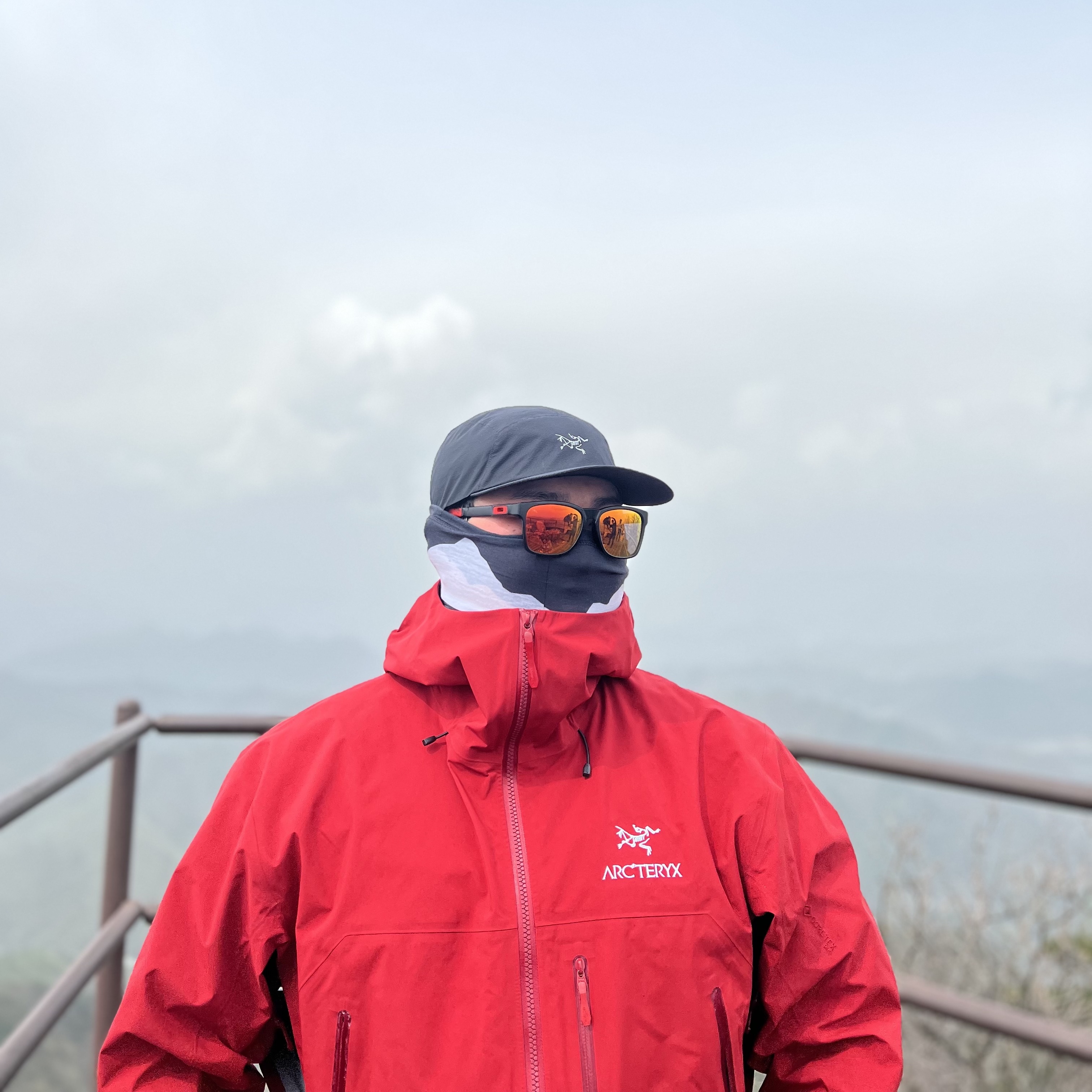 Arc'teryx Beta SV Jacket Black, Arc'teryx Norvan Cap Black 착용 스타일 - 3