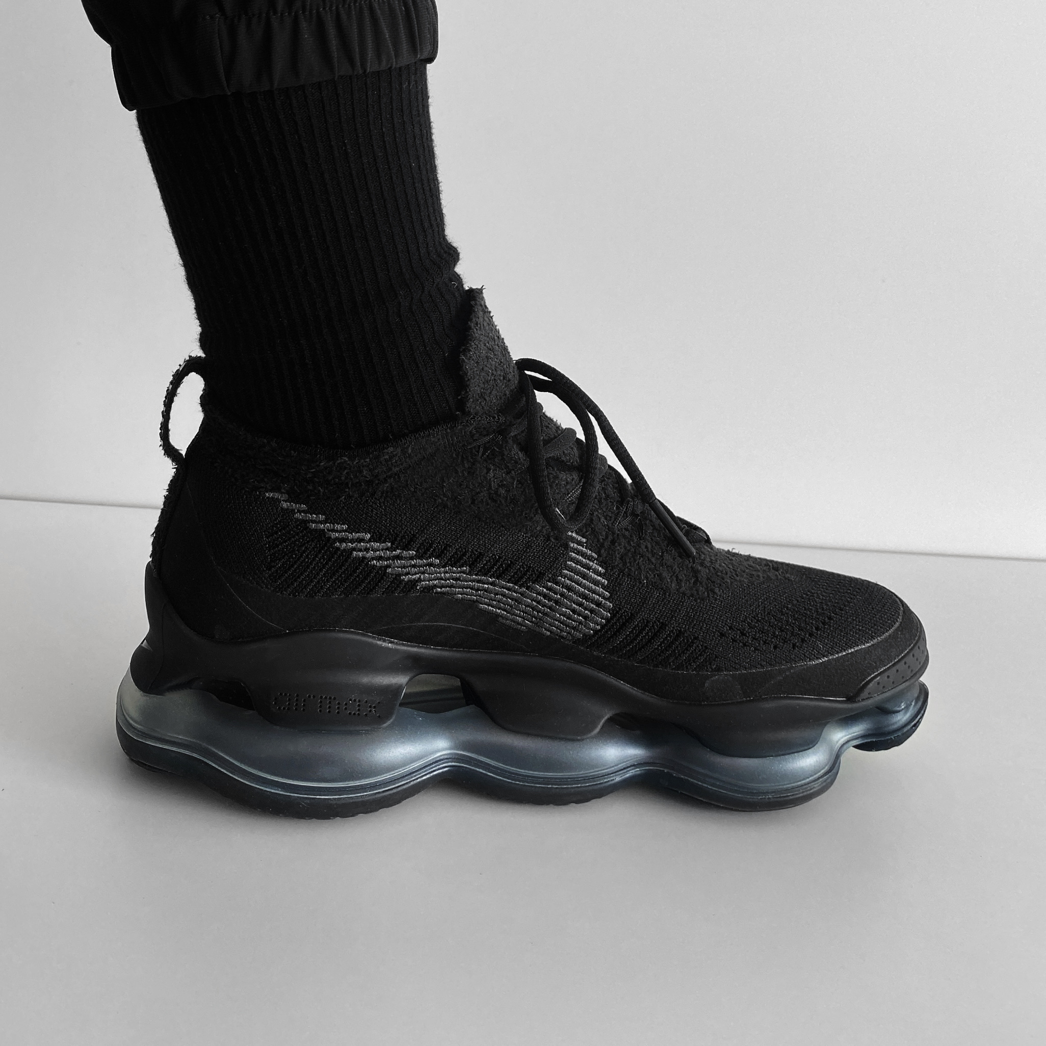 Nike Air Max Scorpion Flyknit Black Anthracite 착용 스타일 - 3