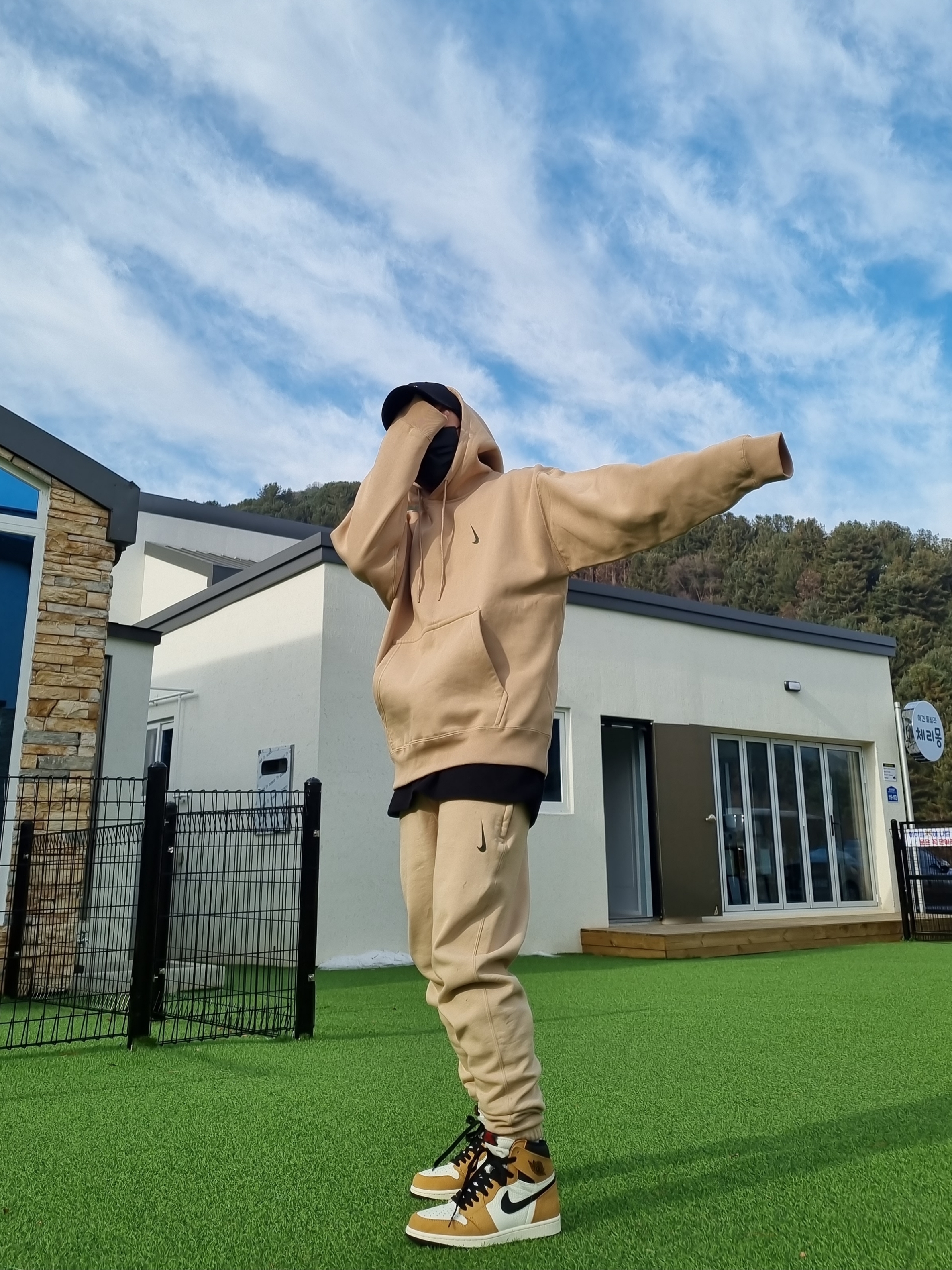 Nike x Billie Eilish NRG Fleece Pants Mushroom - US/EU, Jordan 1 Retro High Rookie of the Year 착용 스타일
