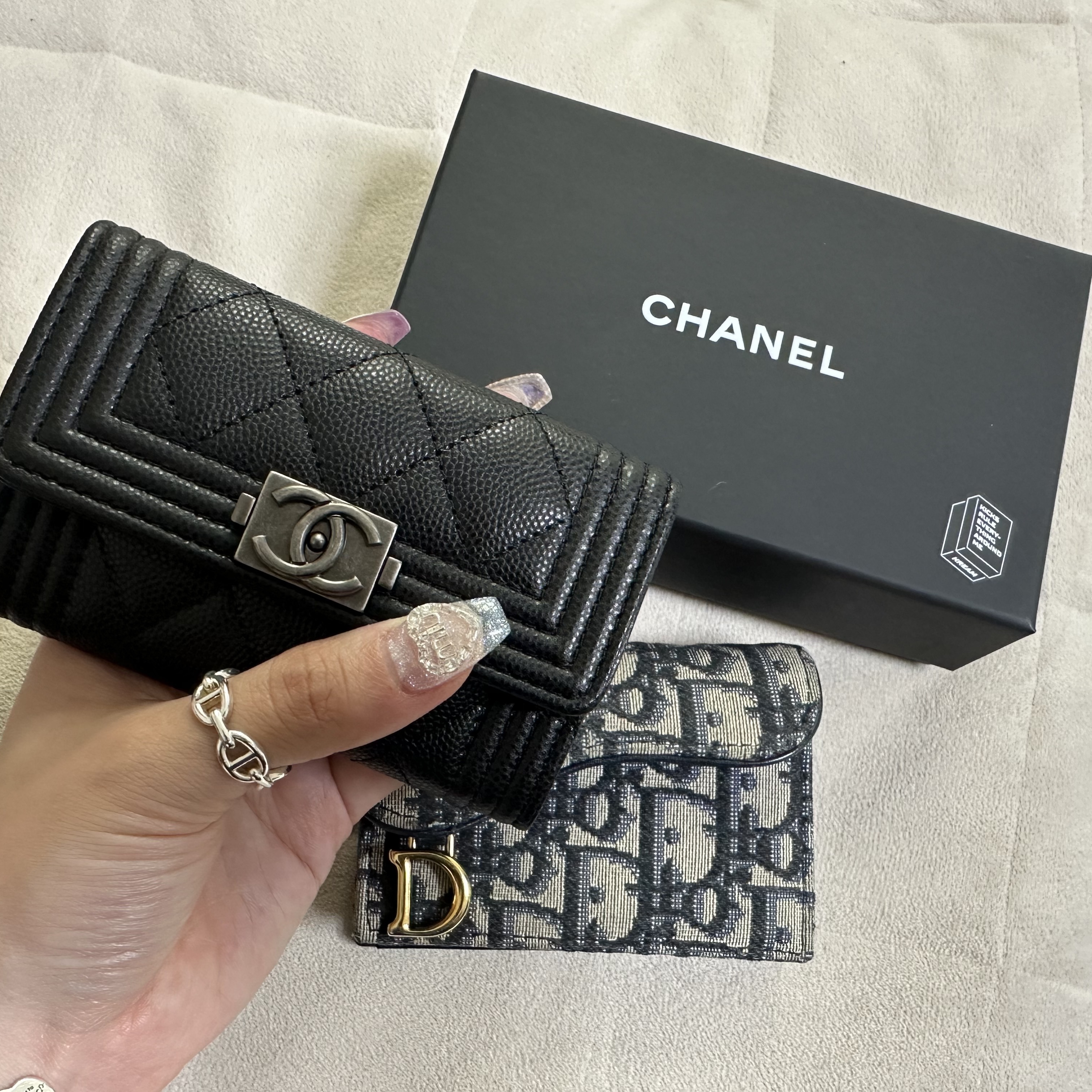 Chanel Boy Chanel Flap Card Holder Grained Calfskin & Ruthenium Black 착용 스타일 - 2