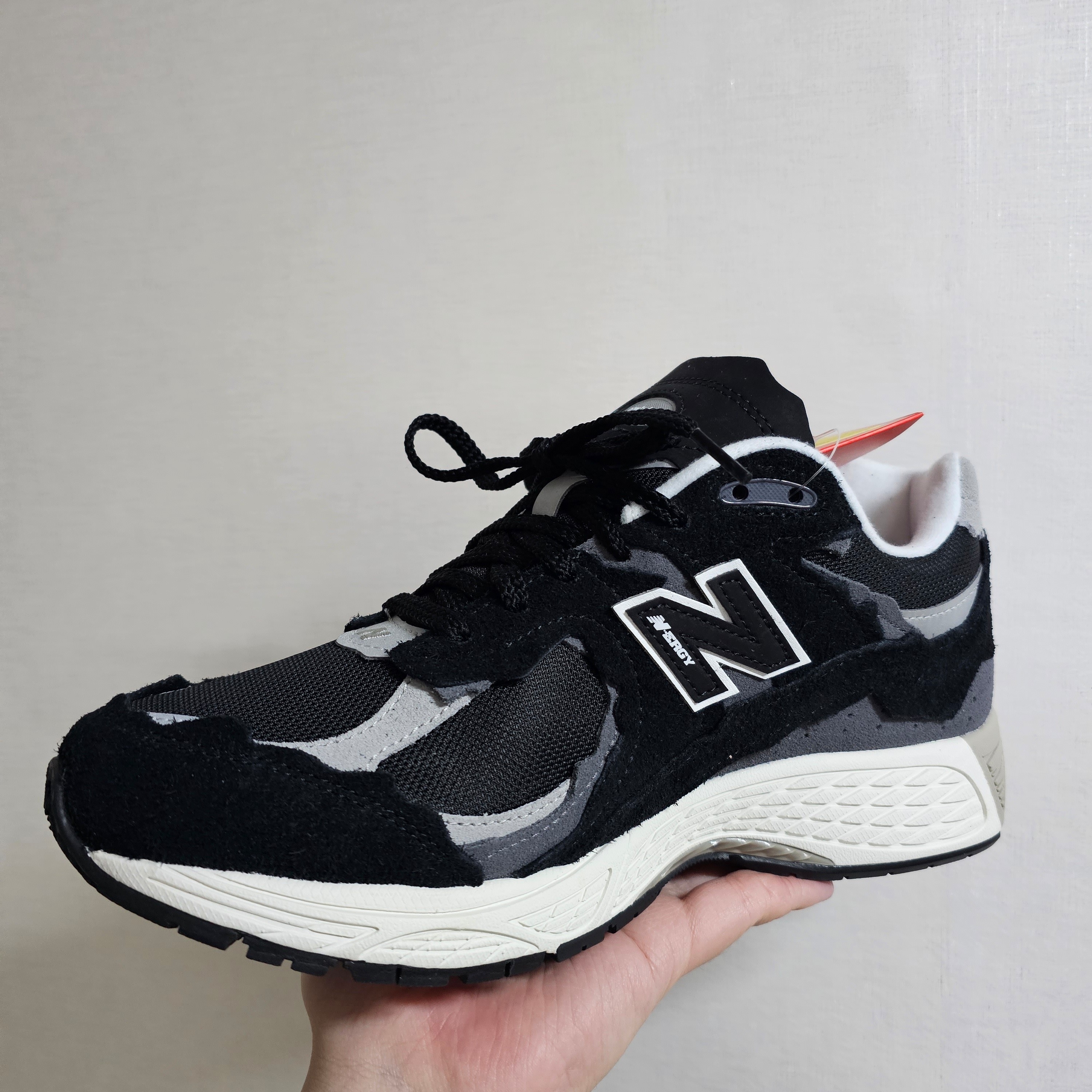 New Balance 2002R Protection Pack Black Grey 착용 스타일 - 2