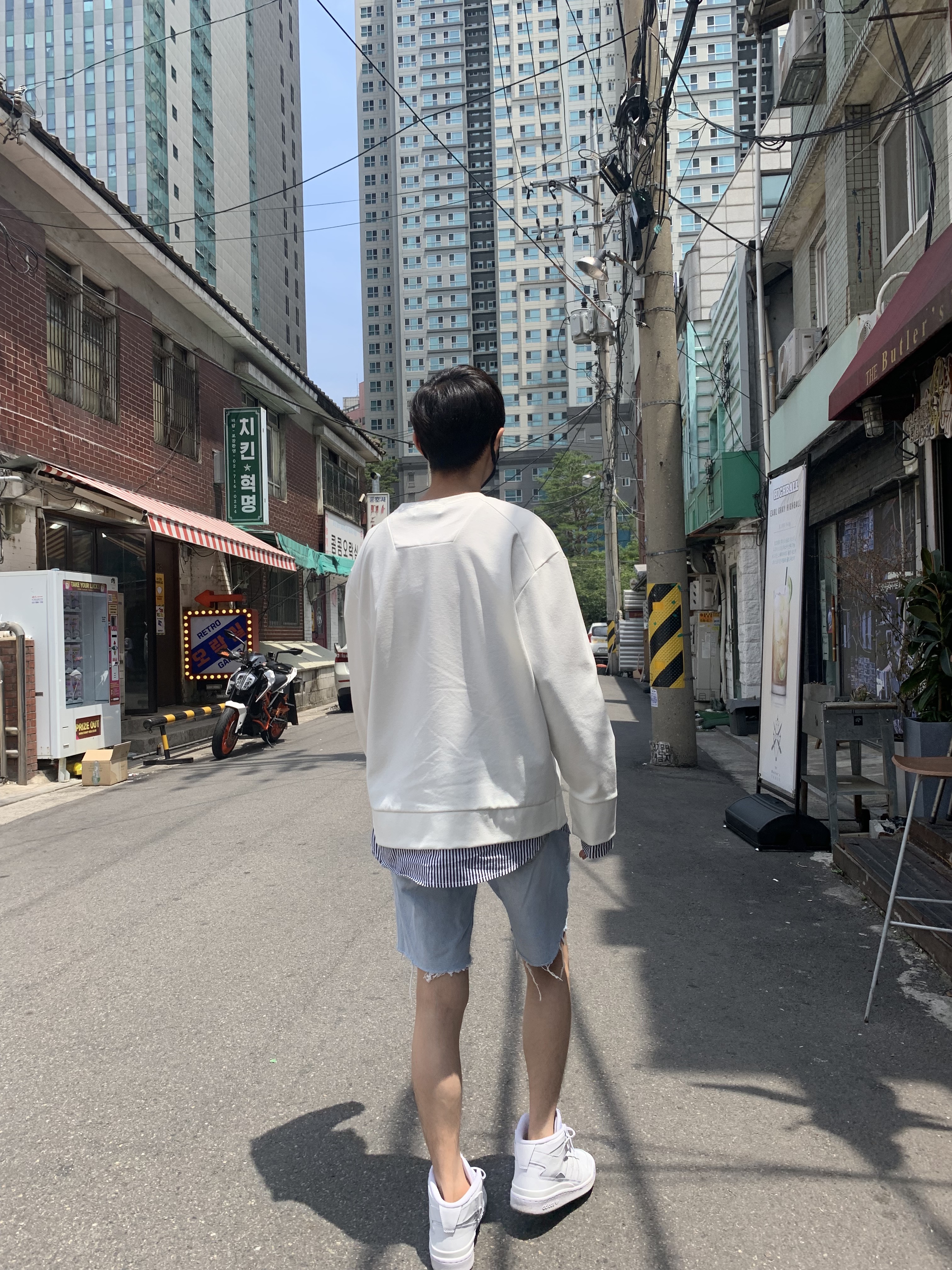 Adidas Forum Mid Triple White 착용 스타일 - 1