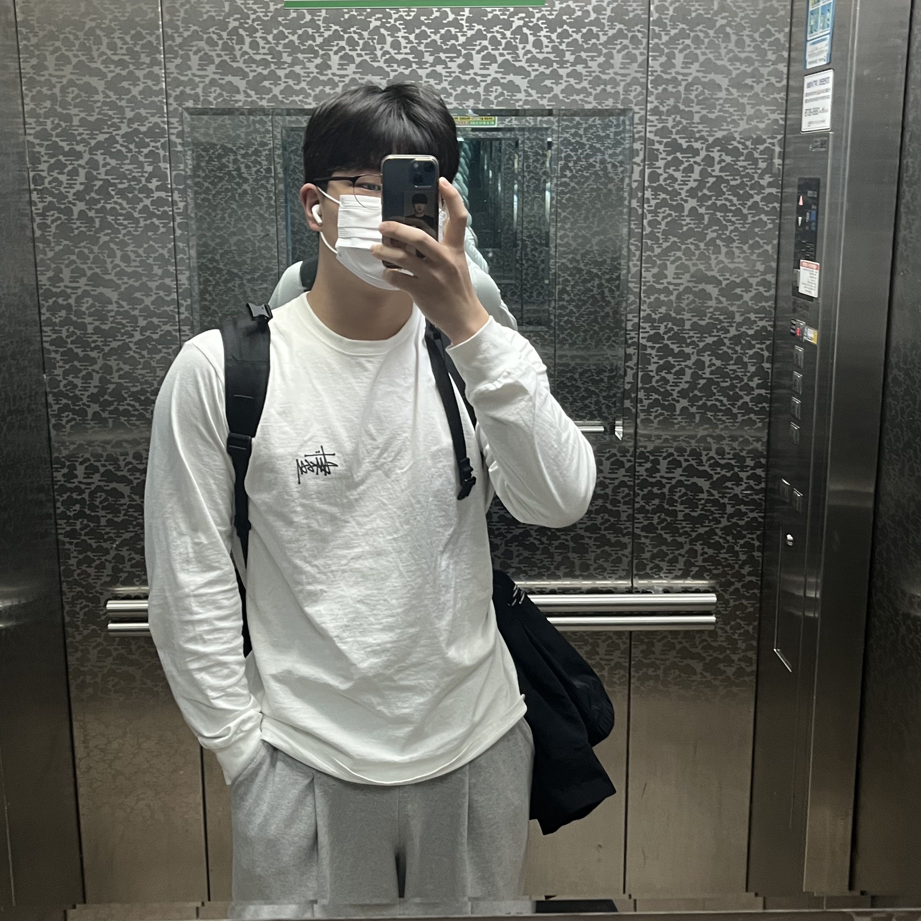 Stussy Basic Stussy LS T-Shirt White 2022 착용 스타일 - 1