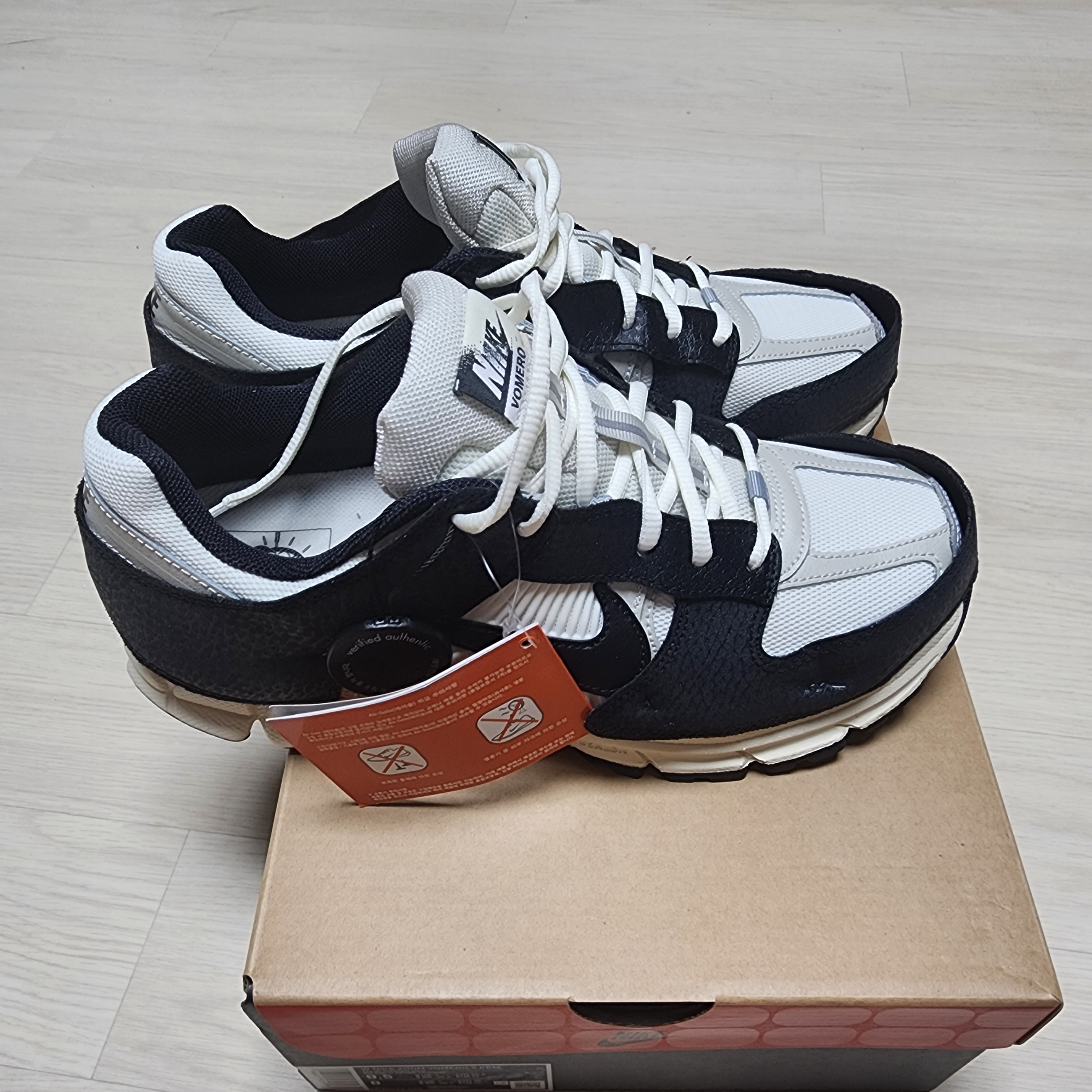 (W) Nike Zoom Vomero 5 Wolf Grey and Black 착용 스타일 - 1