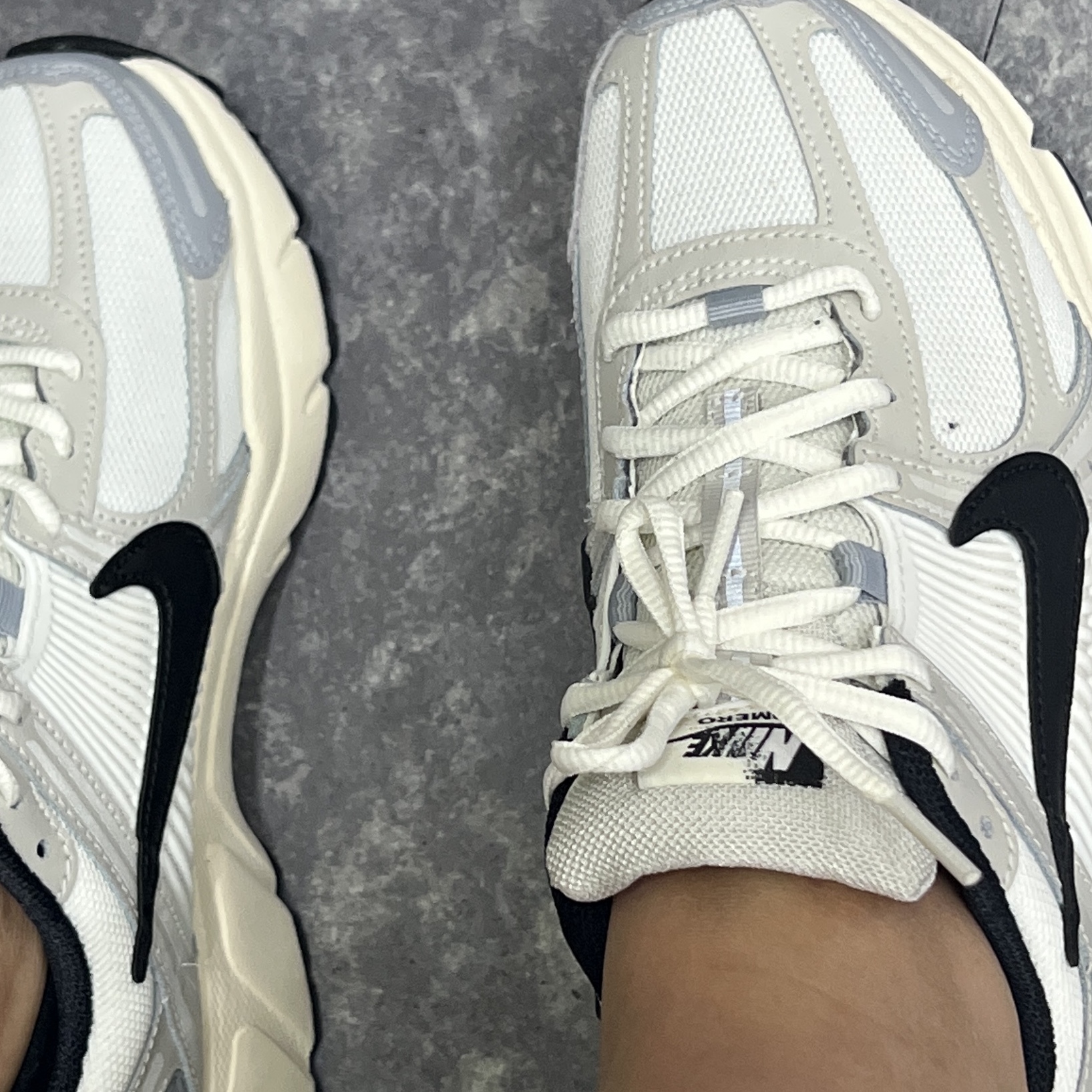 (W) Nike Zoom Vomero 5 Wolf Grey and Black 착용 스타일