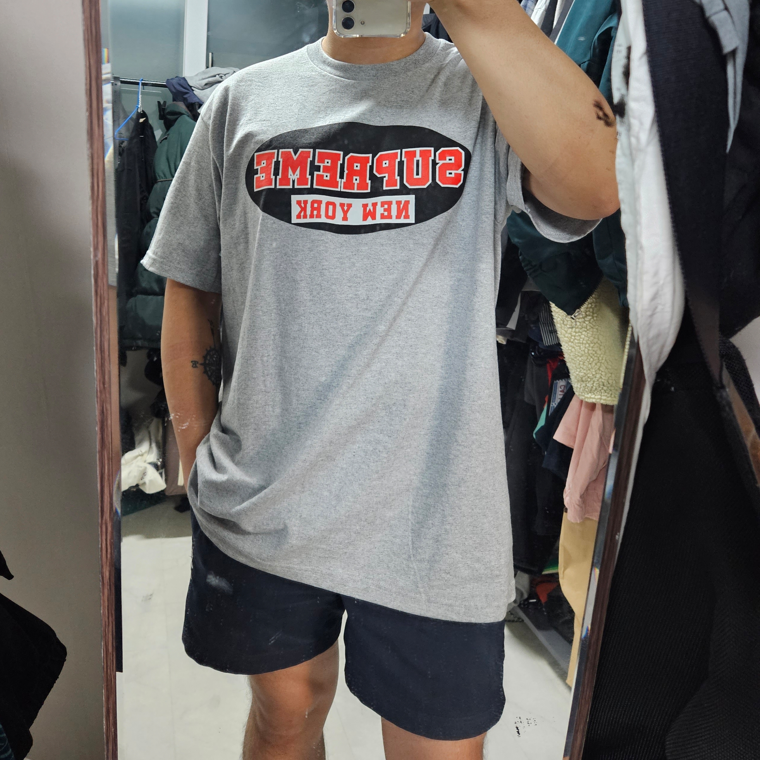 Supreme New York T-Shirt Heather Grey - 23SS 착용 스타일