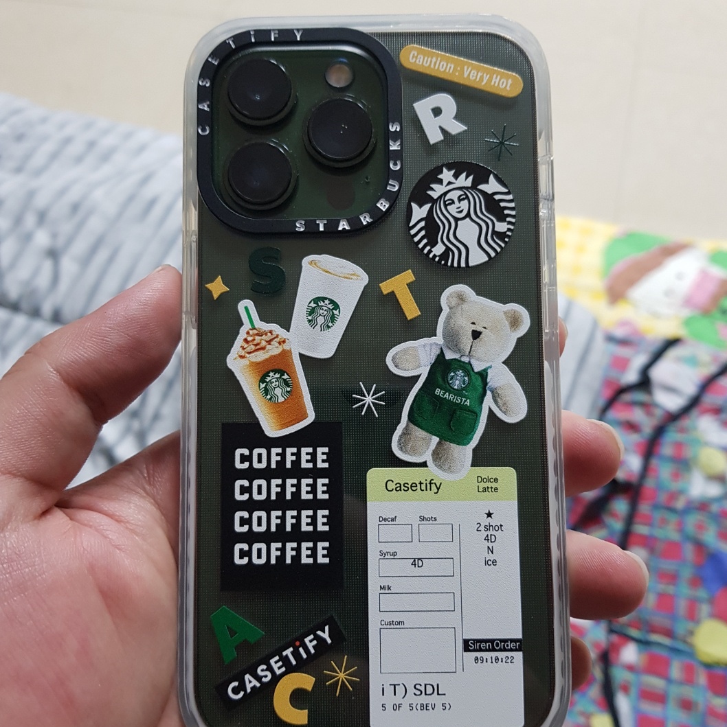 Casetify x Starbucks Icon Impact iPhone Case Clear 착용 스타일 - 1