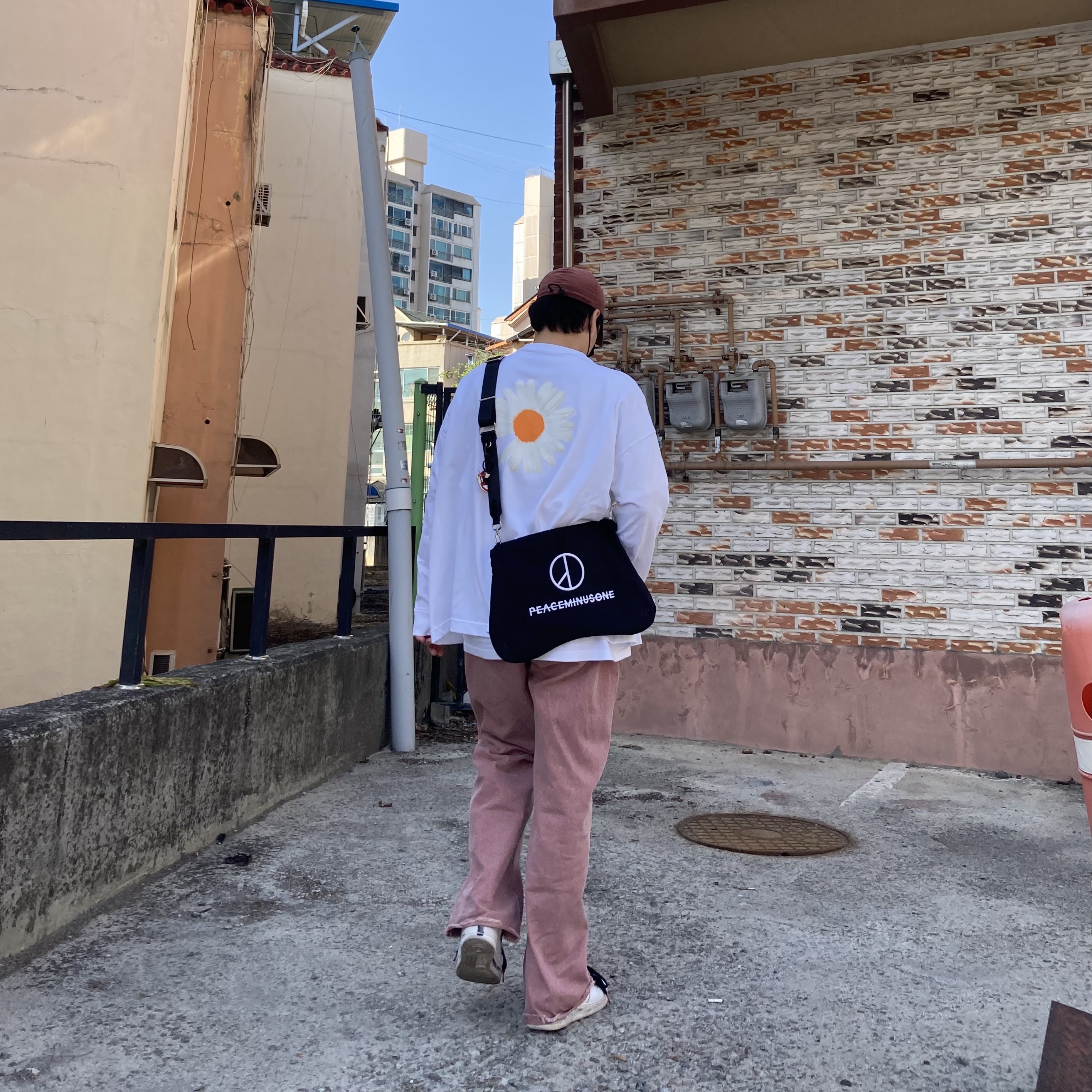 Nike x Peaceminusone LS T-Shirt White (DR0098-100), Nike x Peaceminusone Air Force 1 Low Para-Noise 2.0 착용 스타일 - 4