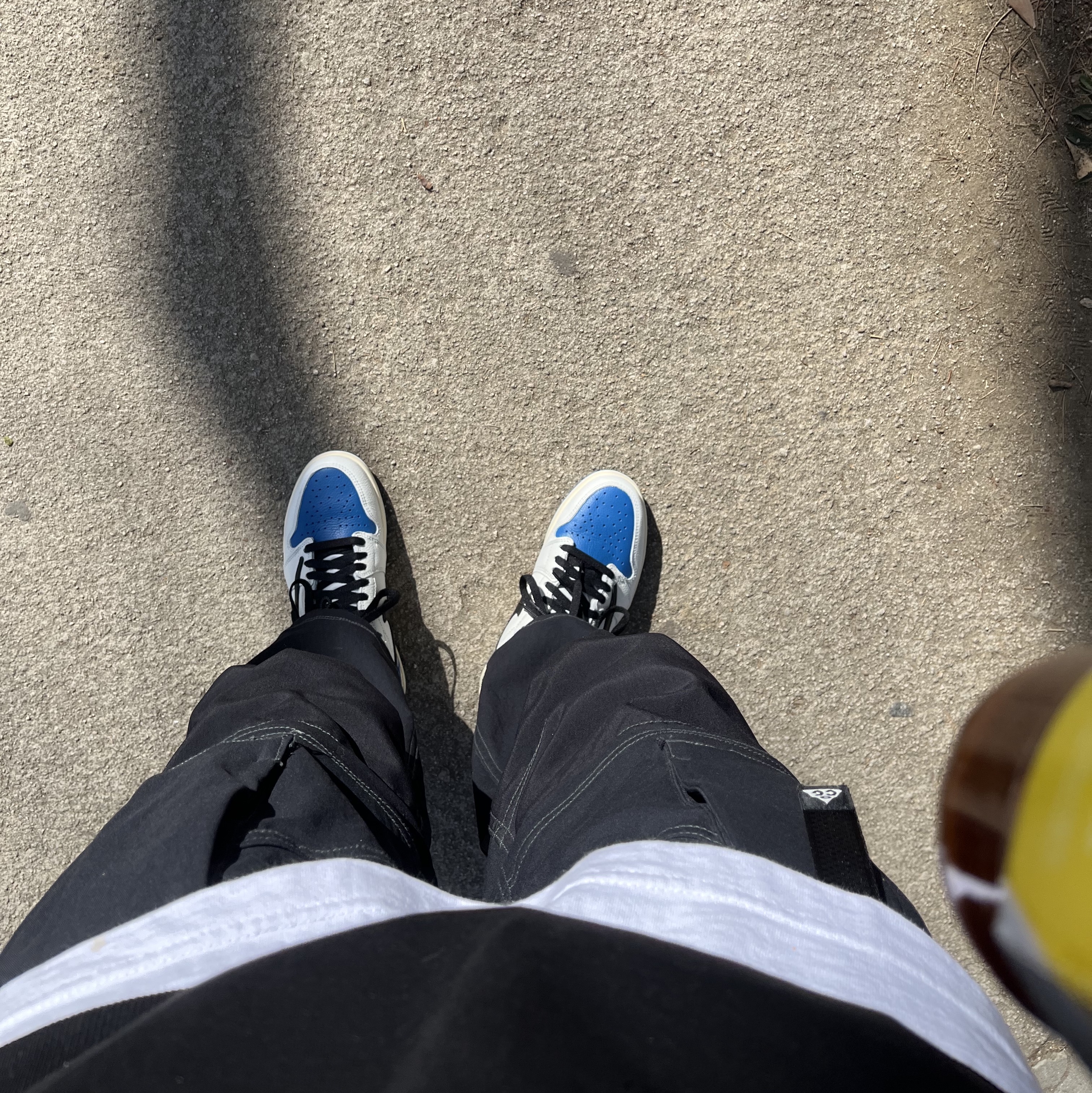 Jordan 1 x Travis Scott x Fragment Retro High OG SP Military Blue, Nike ACG Smith Summit Cargo Pants Black Summit White - Asia 착용 스타일
