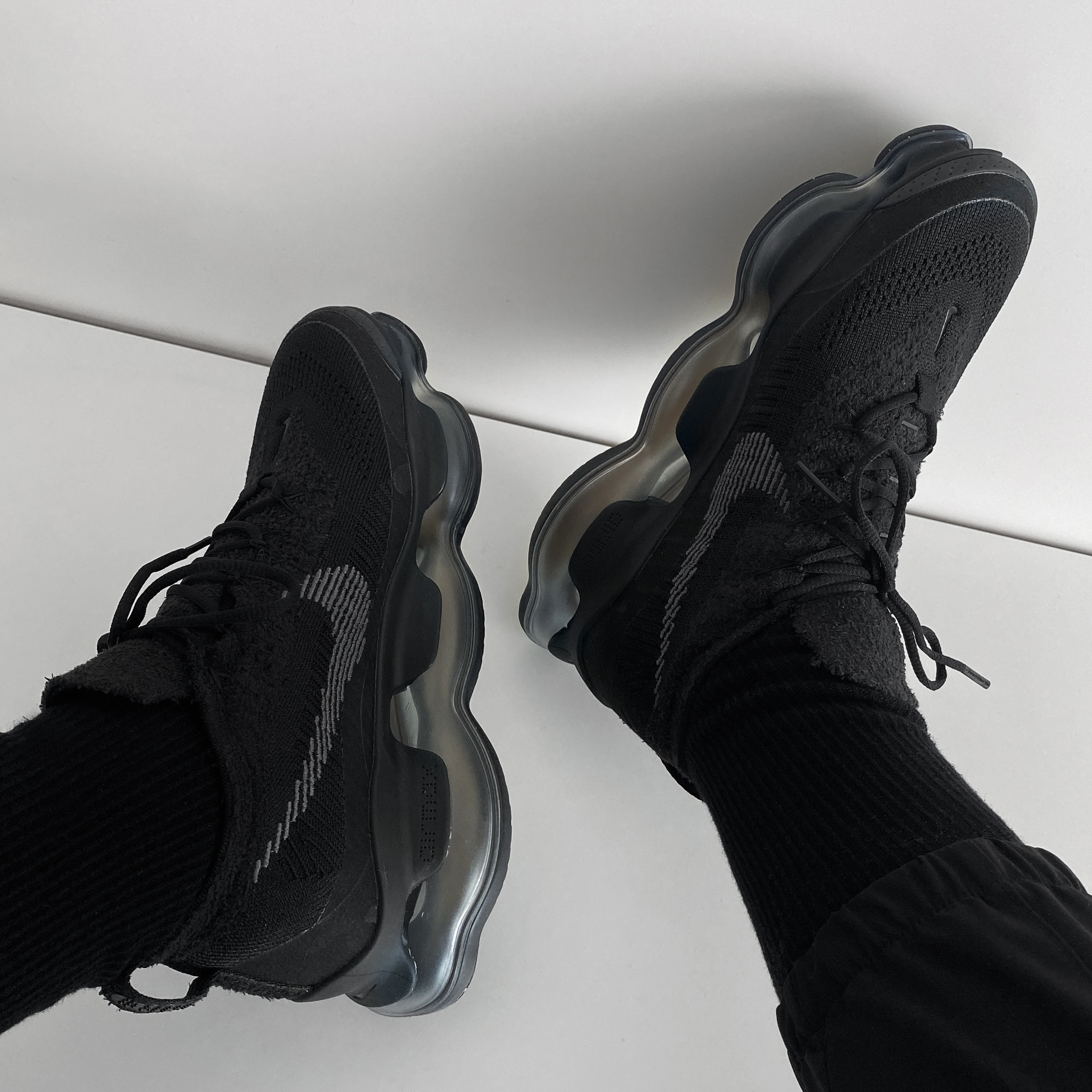 Nike Air Max Scorpion Flyknit Black Anthracite 착용 스타일 - 4