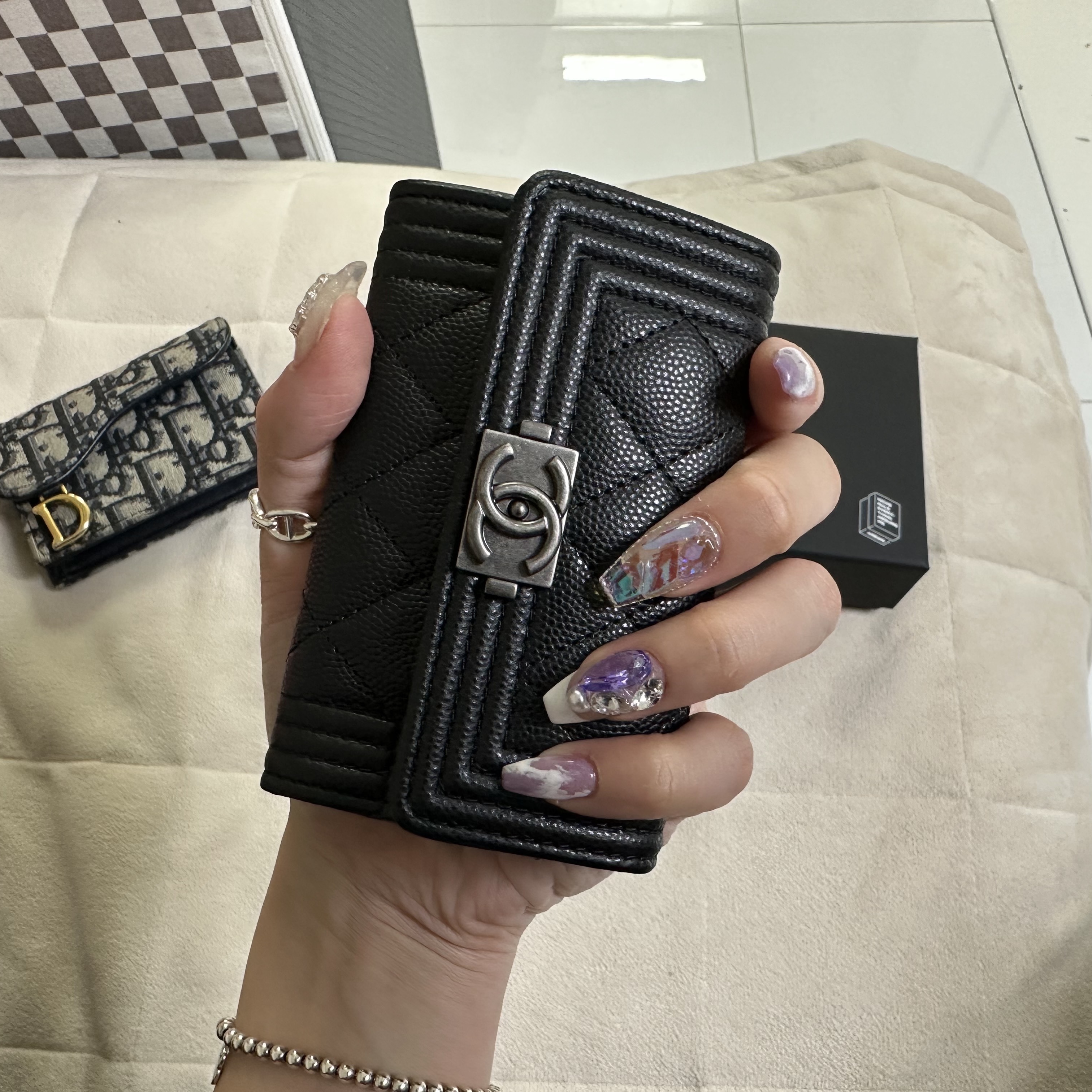 Chanel Boy Chanel Flap Card Holder Grained Calfskin & Ruthenium Black 착용 스타일 - 1