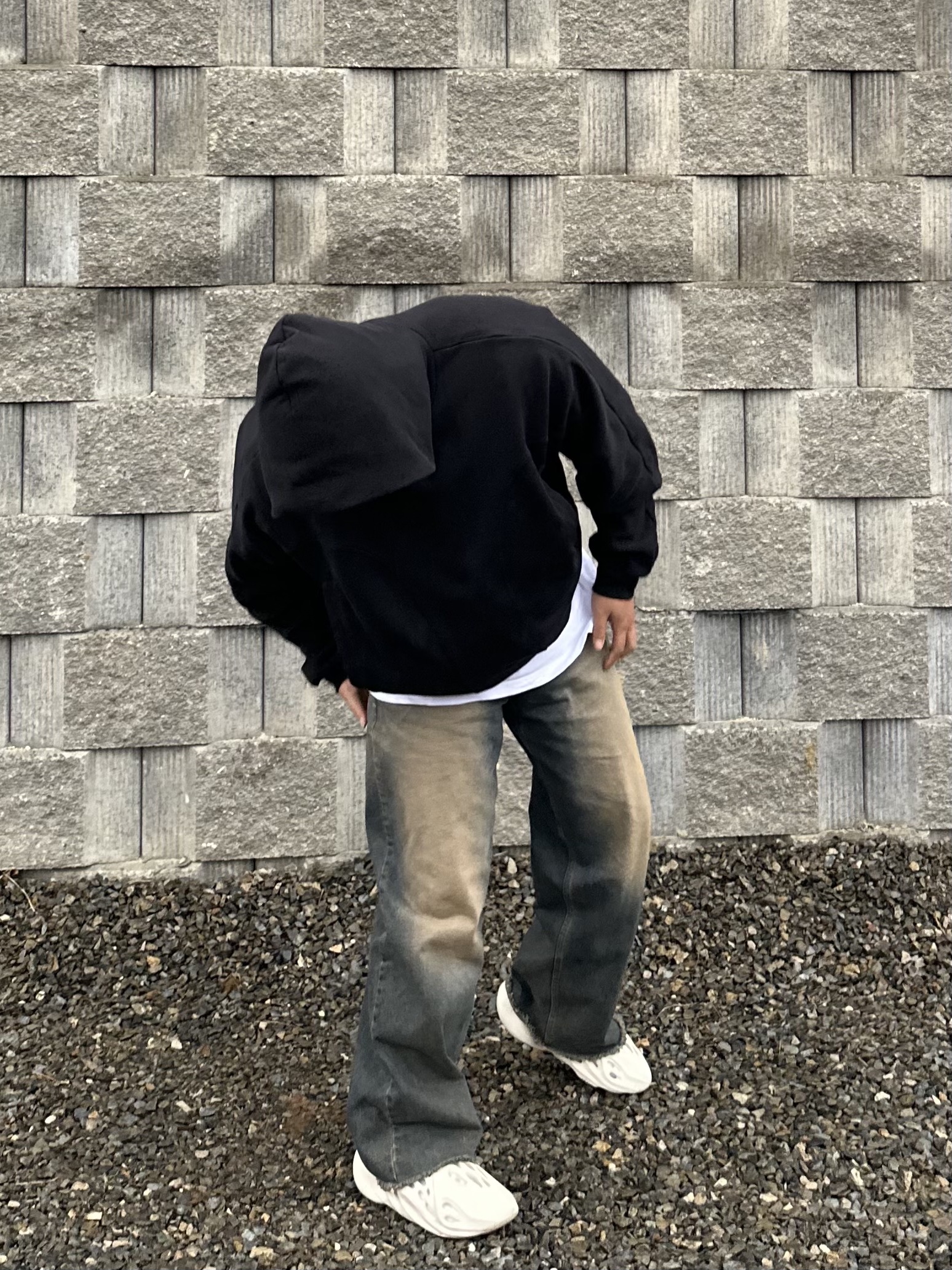Adidas Yeezy Foam RNNR Sand, Grailz Geometry Hoodie Black 착용 스타일 - 2