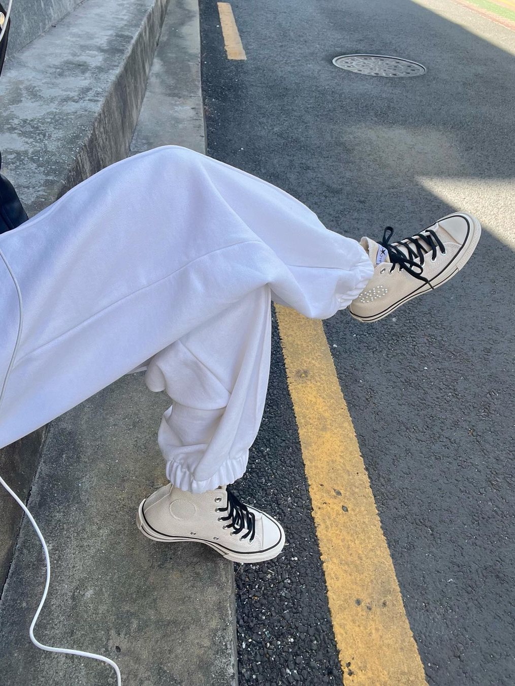 Converse x Stussy Chuck 70 High Natural Ivory 착용 스타일 - 2