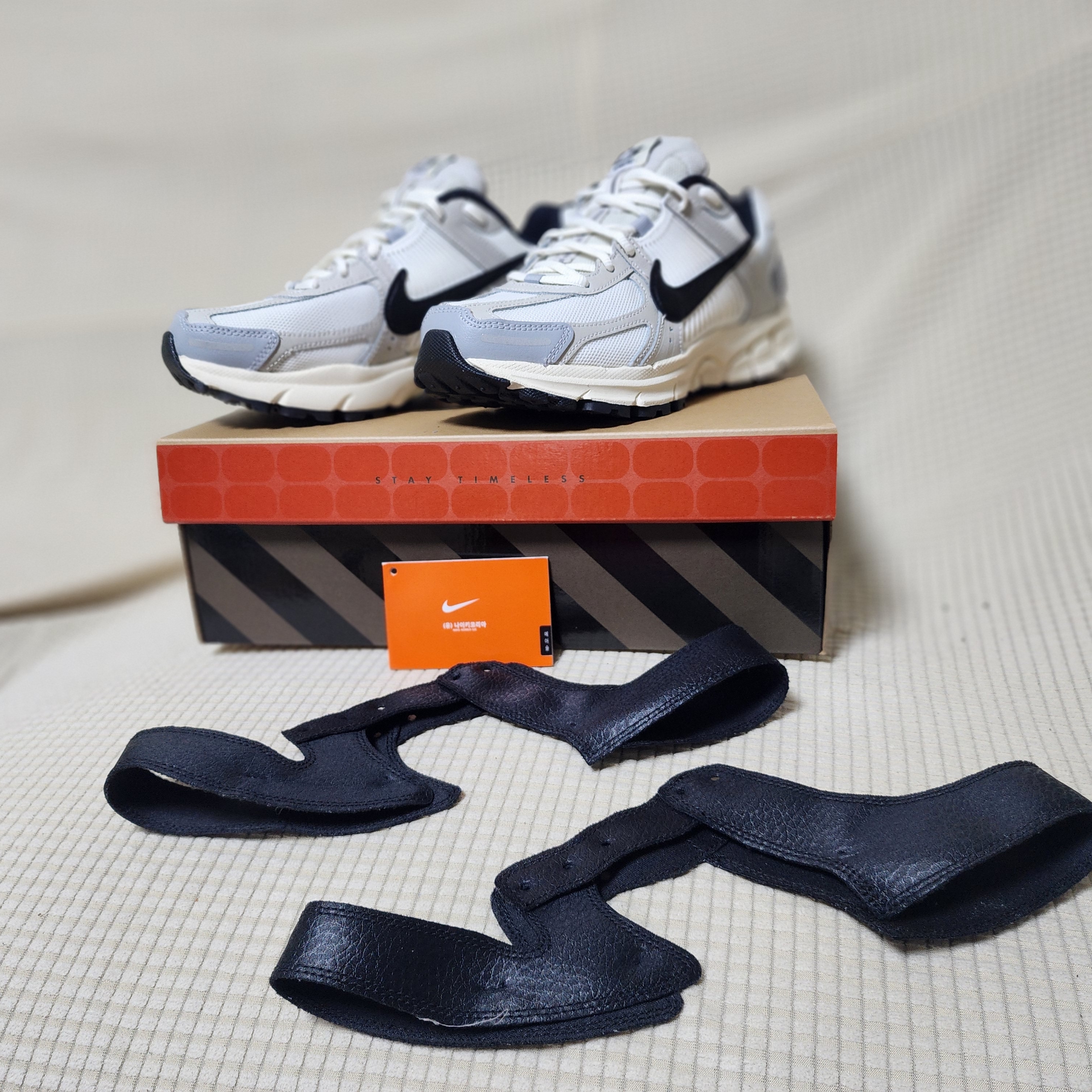 (W) Nike Zoom Vomero 5 Wolf Grey and Black 착용 스타일 - 2