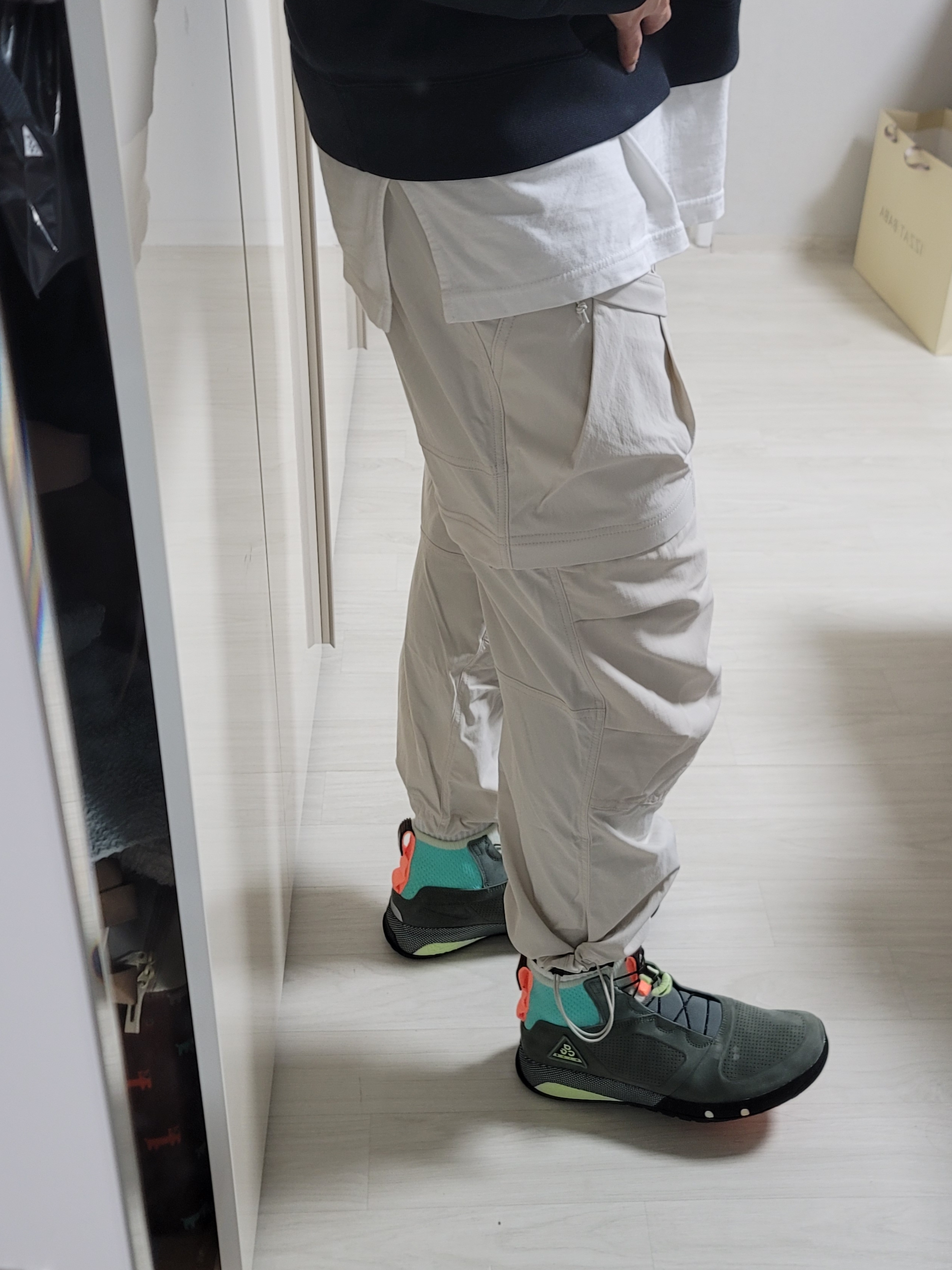 Nike ACG Smith Summit Cargo Pants Light Orewood Brown - Asia, Nike ACG Ruckel Ridge Multi-Color 착용 스타일 - 1