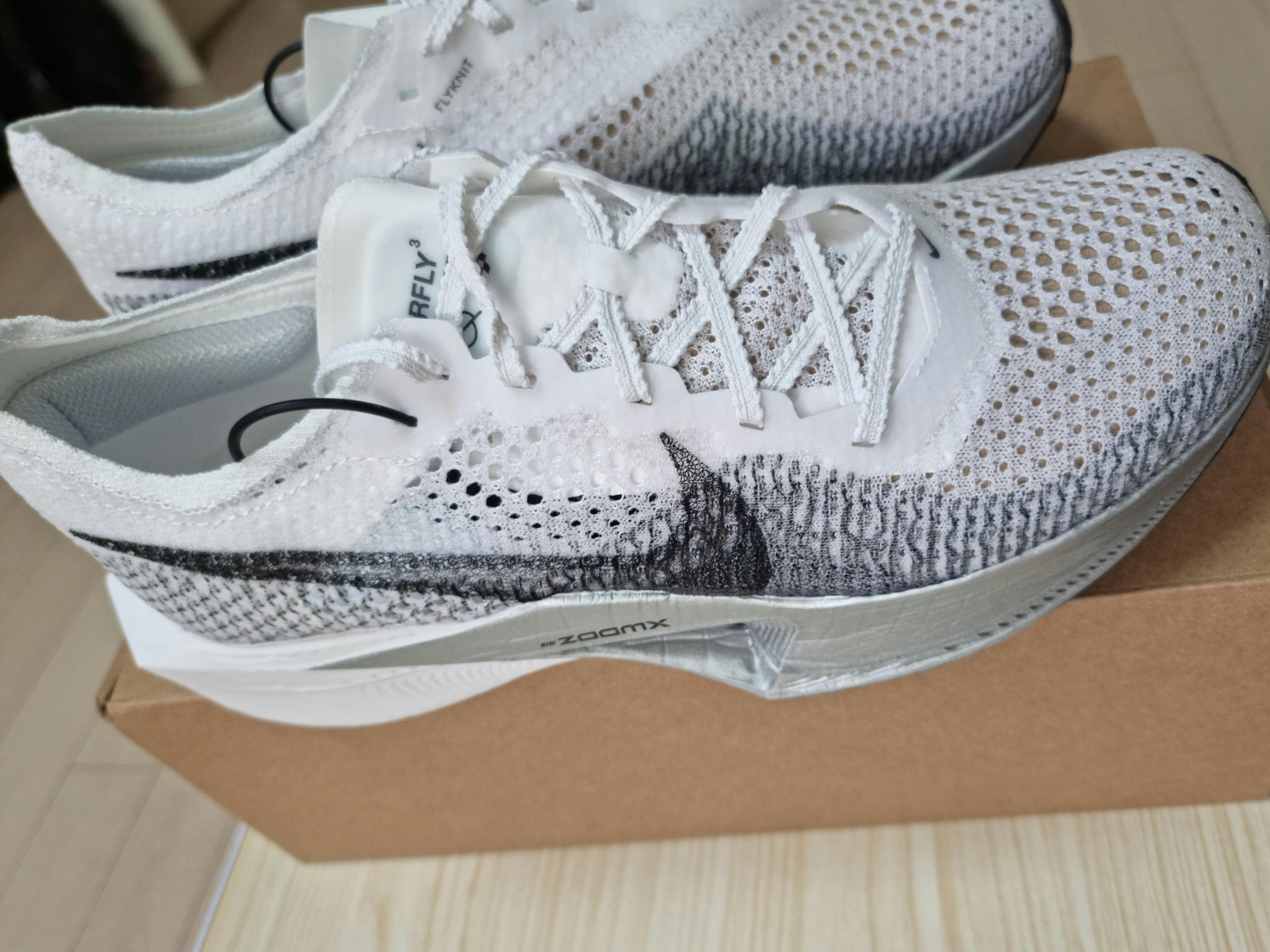 Nike ZoomX Vaporfly Next% 3 White Grey, Apple AirPods Pro 2nd Gen (Korean Ver.) 착용 스타일 - 1