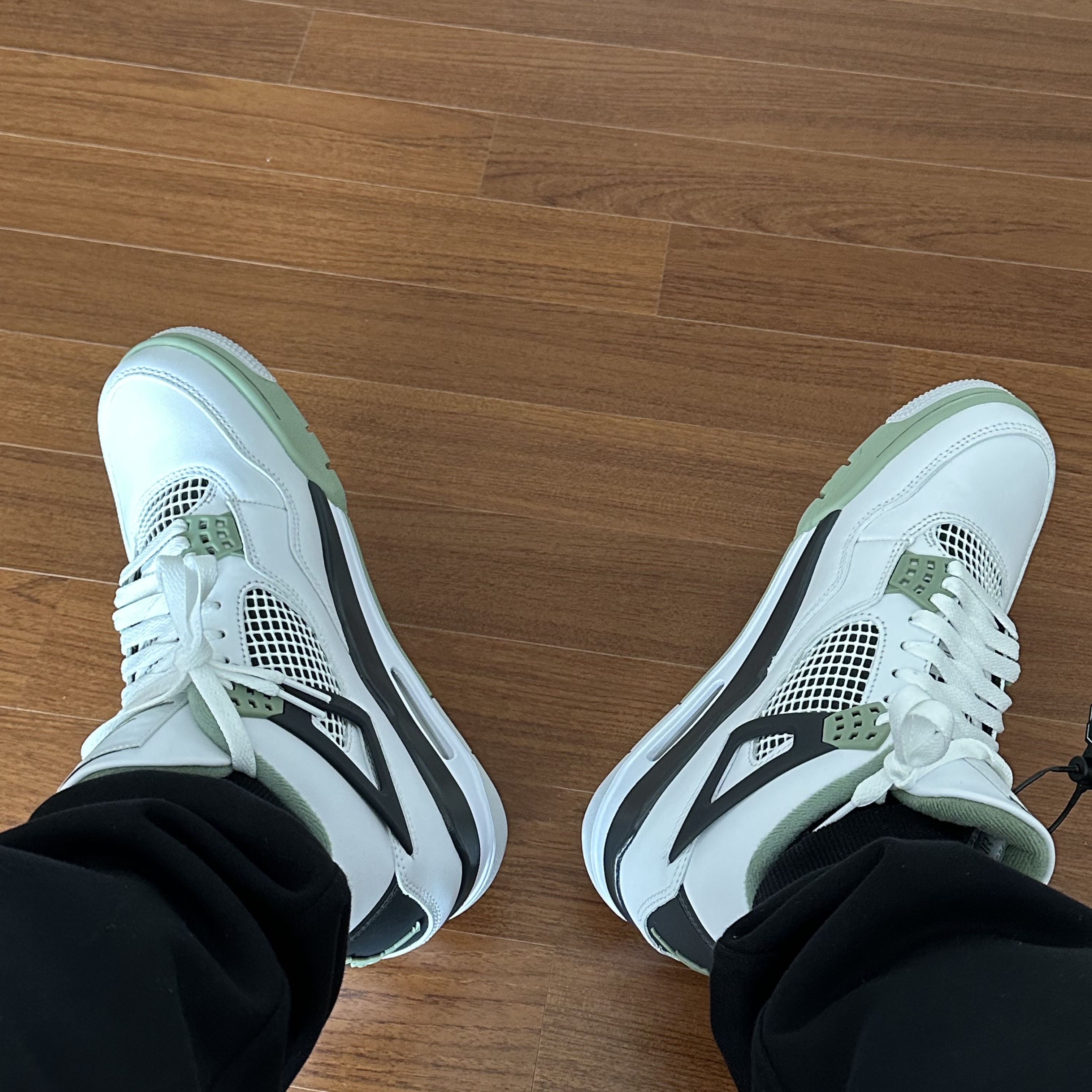 (W) Jordan 4 Retro Oil Green 착용 스타일 - 1